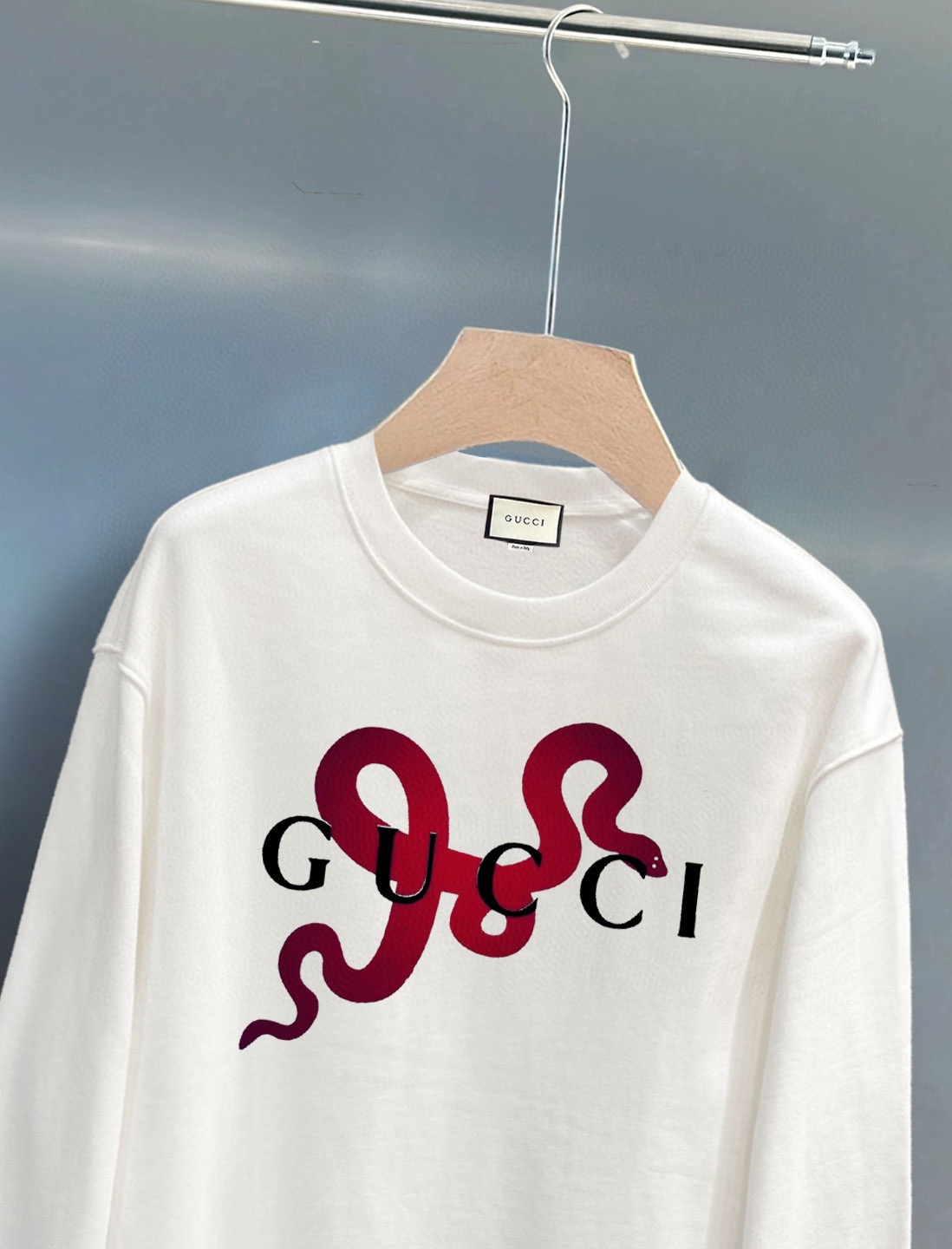 ￼ 古驰 官网 新款字母印花双层重工字母图案不管是T桖还是卫衣都是每年的爆款单品 前幅大面积印花采用大康