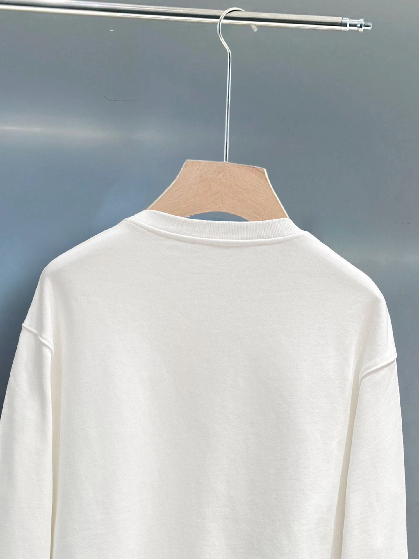 ￼ 古驰 官网 新款字母印花双层重工字母图案不管是T桖还是卫衣都是每年的爆款单品 前幅大面积印花采用大康