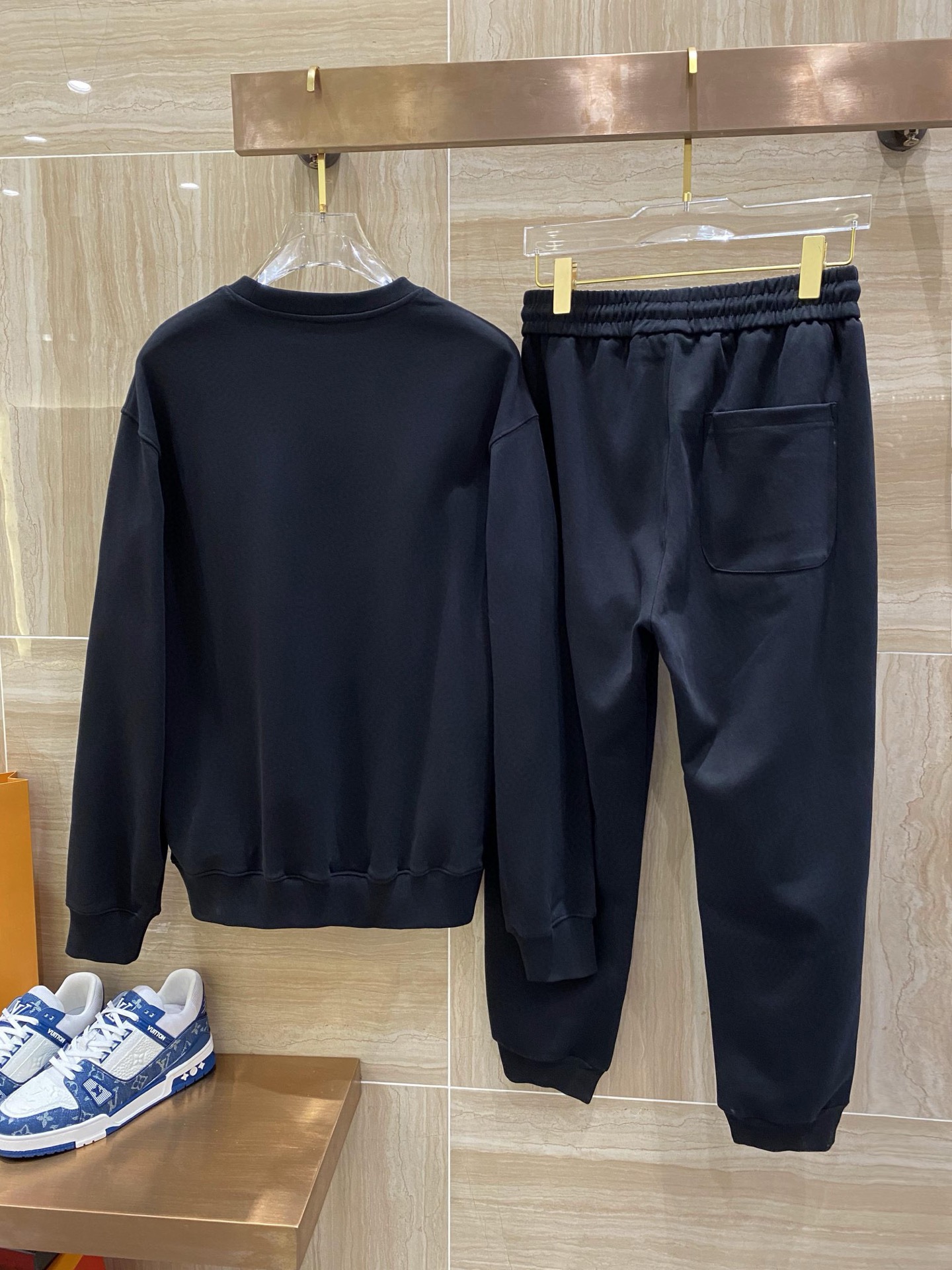 ￼ ￼ ￼ ￼ ￼ ￼ 香奈儿 官网 新款字母印花双层重工字母图案不管是T桖还是卫衣都是每年的爆款单品 