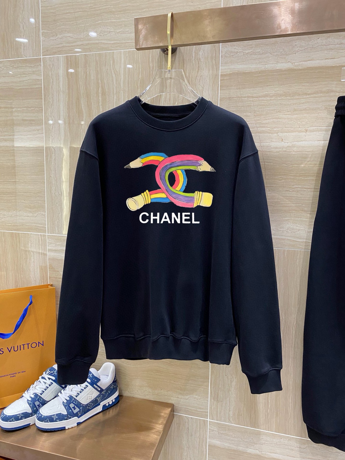 ￼ ￼ ￼ ￼ ￼ ￼ 香奈儿 官网 新款字母印花双层重工字母图案不管是T桖还是卫衣都是每年的爆款单品 