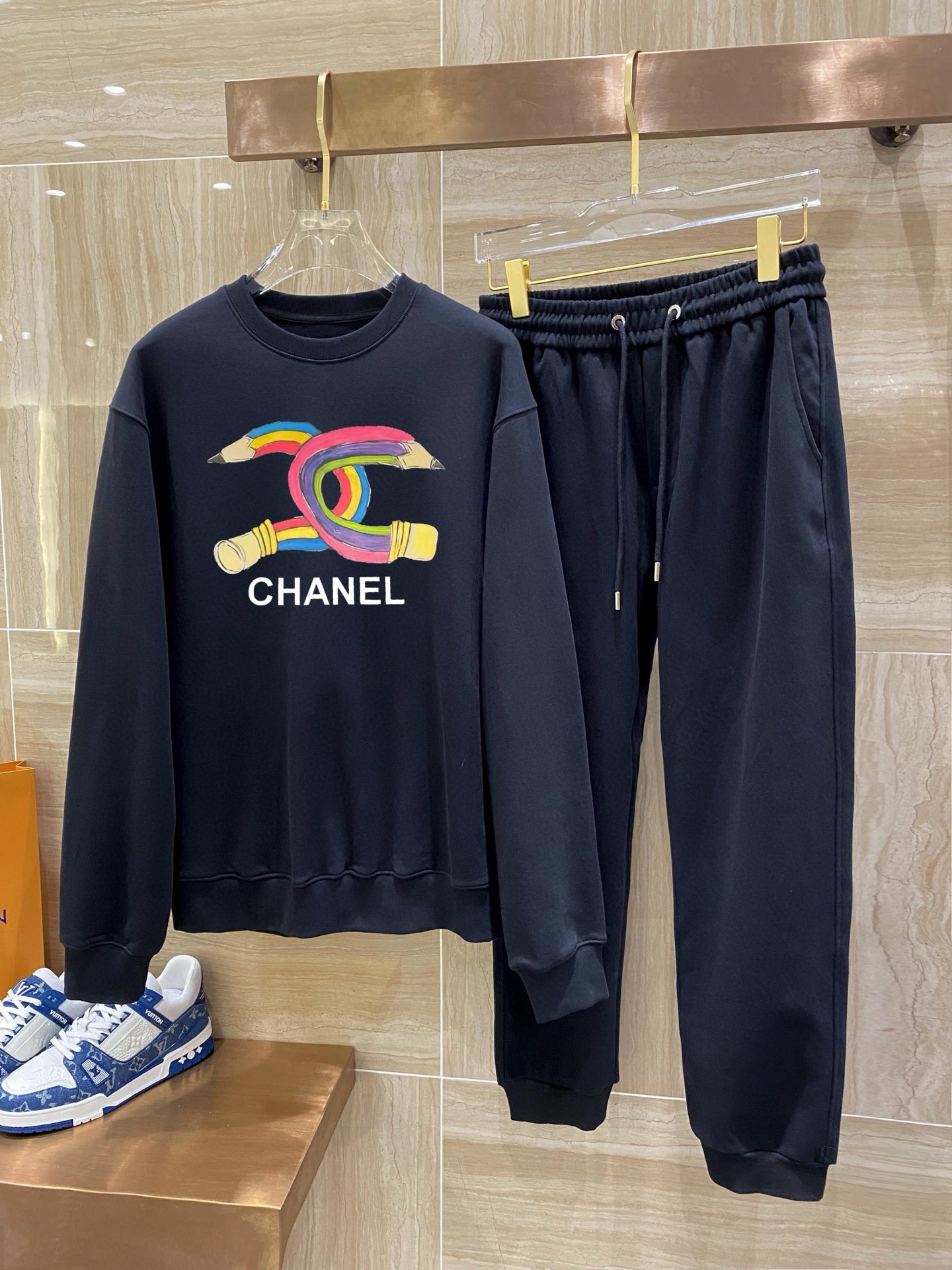 ￼ ￼ ￼ ￼ ￼ ￼ 香奈儿 官网 新款字母印花双层重工字母图案不管是T桖还是卫衣都是每年的爆款单品 