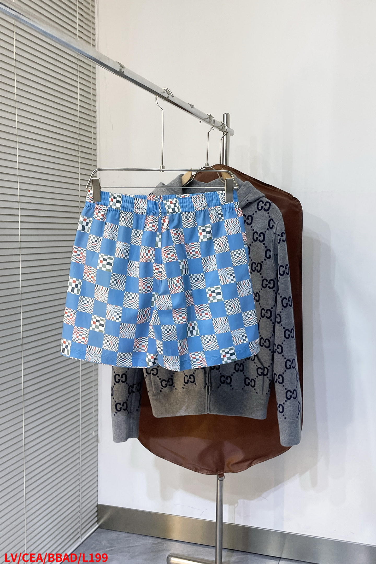 “LV 2025SS Beach Shorts: Damier Stripes, Fast-Drying Technology, Marquel Logo, Classic Design” - 图片 2