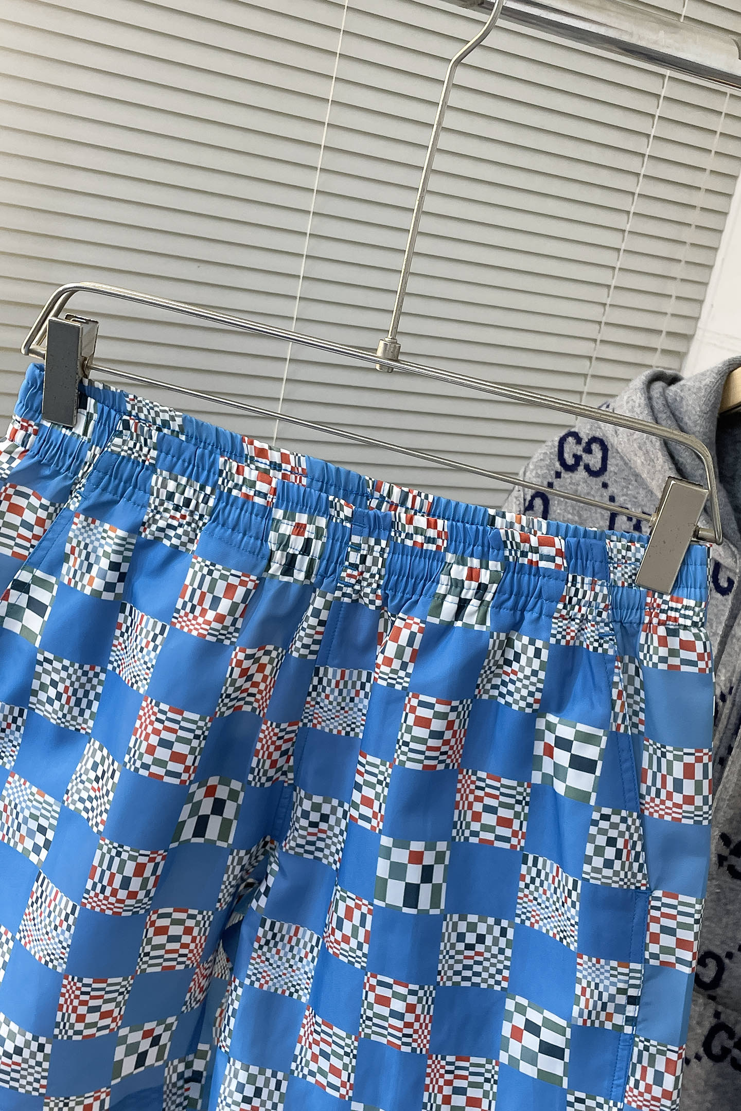 “LV 2025SS Beach Shorts: Damier Stripes, Fast-Drying Technology, Marquel Logo, Classic Design” - 图片 3