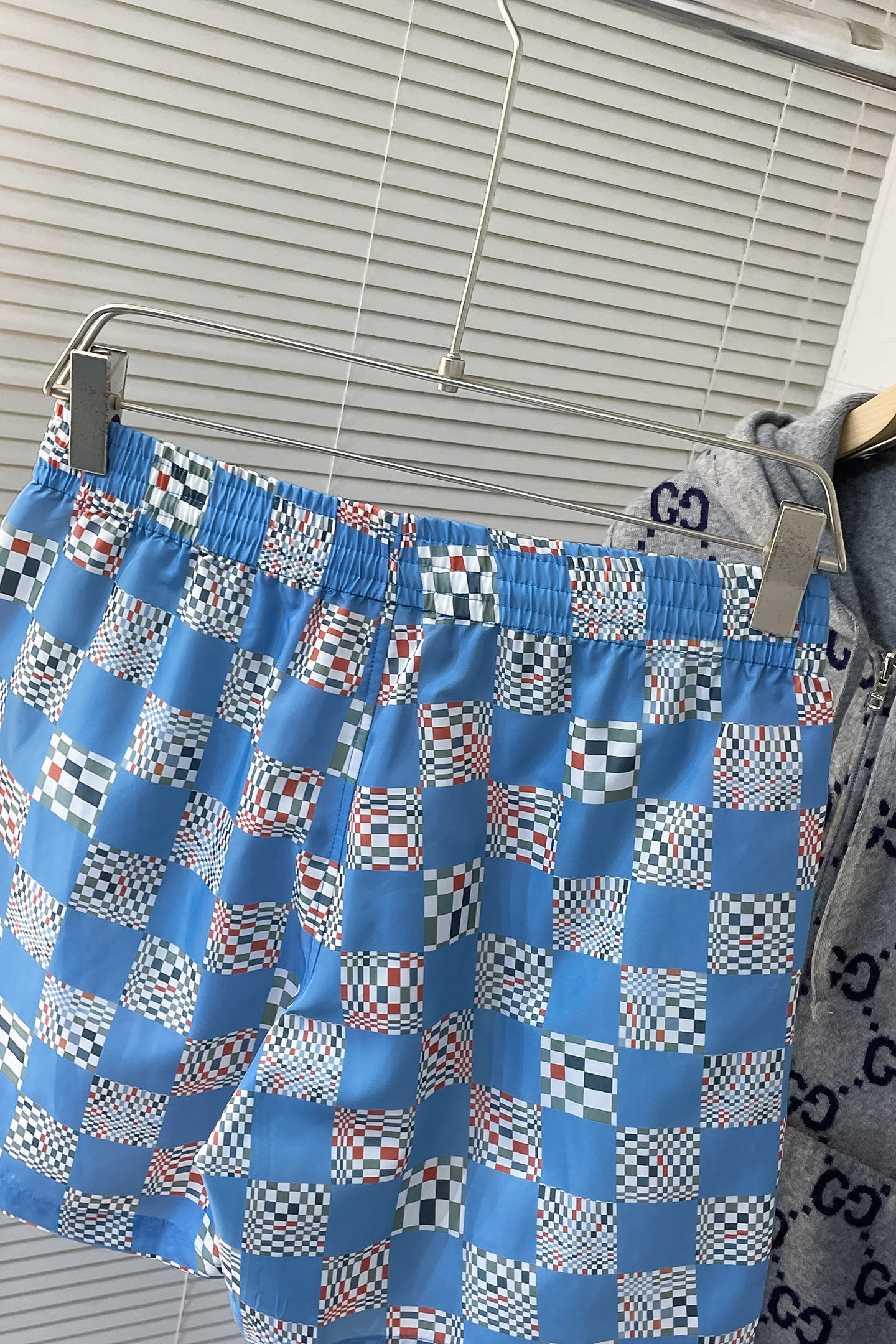 “LV 2025SS Beach Shorts: Damier Stripes, Fast-Drying Technology, Marquel Logo, Classic Design” - 图片 8