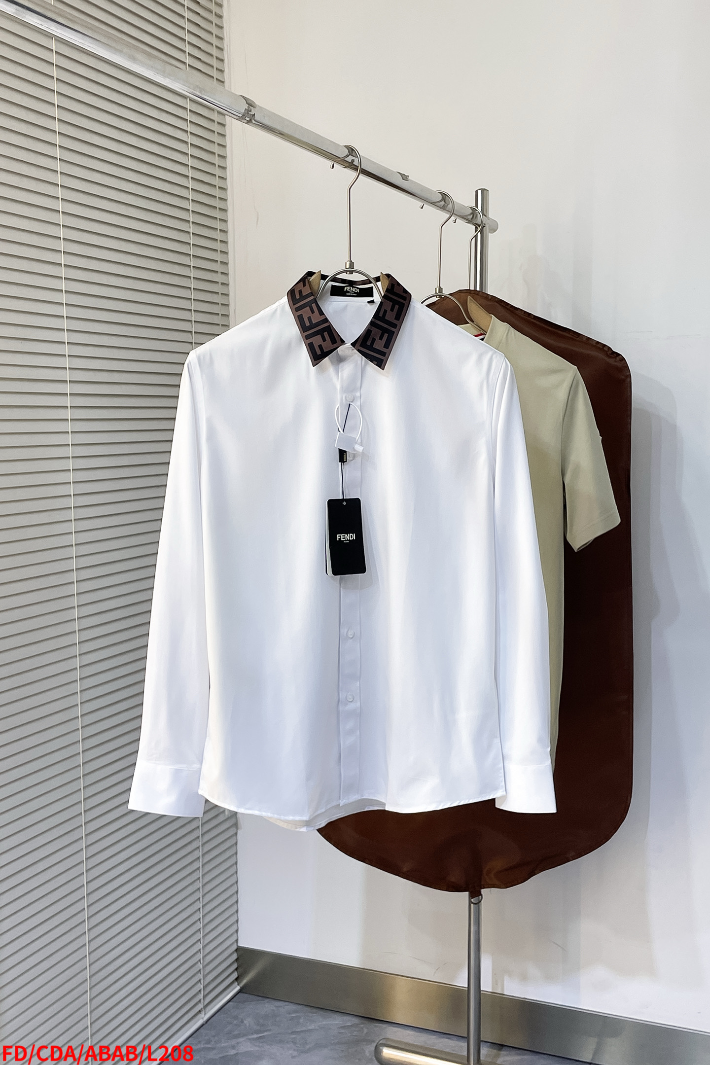 NO:135763,L208 FD Fendi color block release series!  Exclusive first launch in the market!  Lutai 100 fine cotton and silk-blend fabrics reveal noble temperament in both brightness and dress!  The unique custom-made collar LOGO is even more noble!  Whether worn outside, it is comfortable and soft, and it is not without a noble style!  Size M-3XL complete three standards, fendi, real silk, alexander wang19860909L208 FD芬迪 拼色发售系列！市场独家首发！鲁泰100支精棉加真丝混纺面料,无论从亮光还是着装都透露着高贵的气质！独特定制花纹领LOGO更加高贵！无论外穿都是既舒适柔软,又不失高贵风范！尺码M-3XL 三标齐全,,fendi,real silk,alexander wang,Men's clothing