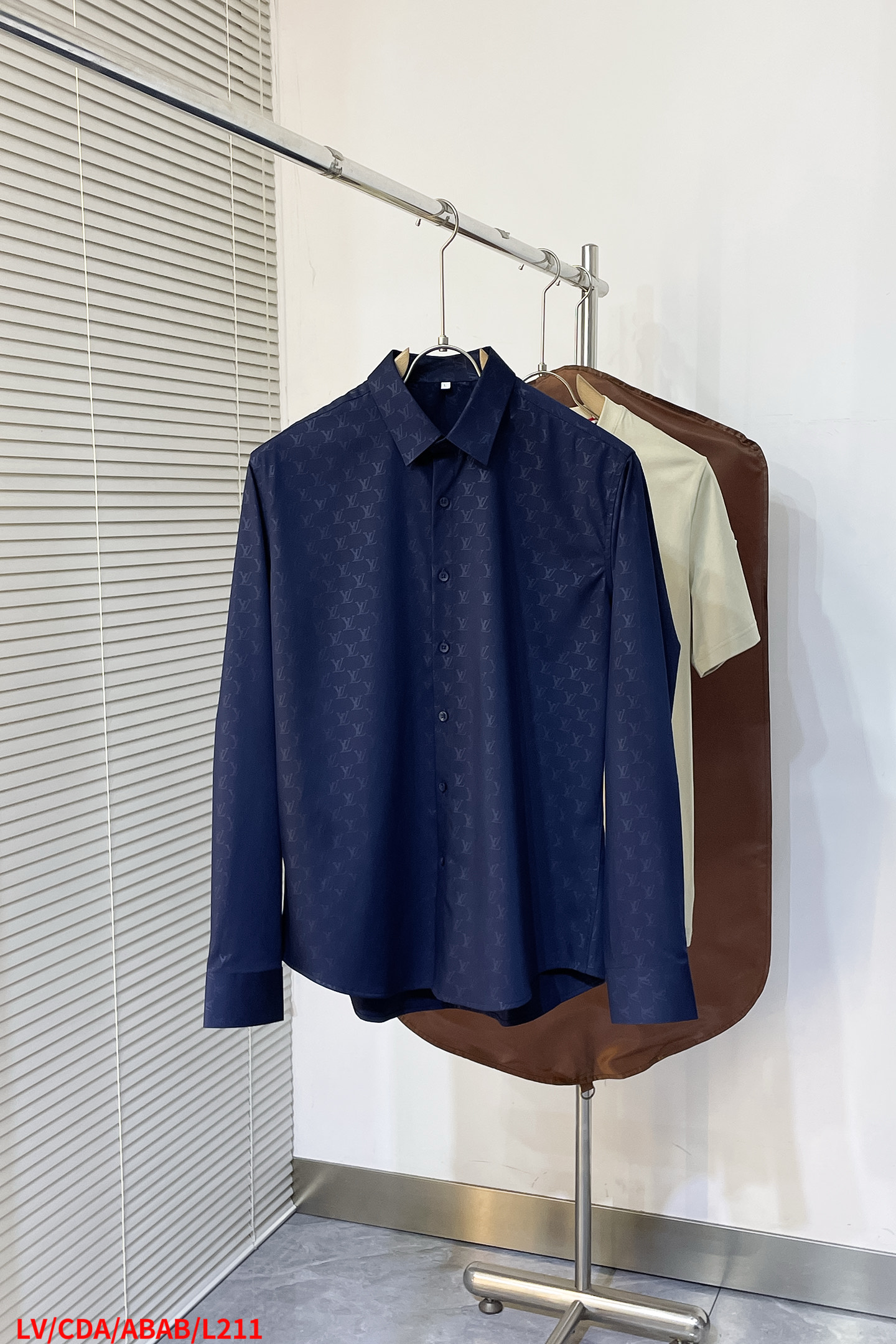 NO:135766,L211 LV Louis Vuitton casual shirts have always been an indispensable item in this season. A good shirt highlights not only temperament, but also unique shirts made of counter details. Classic styles with high quality are popular every year!  The workmanship details are very good, even a small button has details. It does not hurt the skin or the clothes. Classic style Size M-3XL is complete with three standards, louis vuitton, louis vuitton,shirts,alexander wang19860909L211 LV路易威登 休闲衬衫 一直以来都是这个季节必不可少的单品一件好的衬衫凸显的 不仅仅是气质,专柜款细节做的独一无二衬衣很讲 究品质经典的款式每年都是爆款！做工的细节很到位,就连 一个小扣子都有细节.不伤皮肤不伤衣服.经典的款式 尺码M-3XL 三标齐全,,louis vuitton,louis vuitton,shirts,alexander wang,Men's clothing