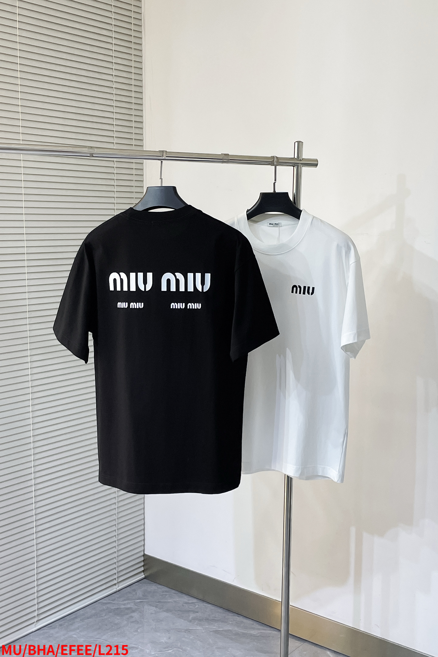 NO:135758,L215 MU MIU MIU 2025SS Simple letter logo T-shirt Front silicone letters are concave and convex and styling Back classic brand logo Double threaded neckline Shoulder shoulder pressure strip 280g pure cotton fabric Black and white two colors Men and women S-XXL Three standards are complete, miumiu,tees, t-shirt,alexander wang19860909L215 MU MIU MIU 2025SS 简约字母logoT恤 前幅硅胶字母凹凸有型 后幅经典品牌logo 双层螺纹领口 肩部通肩压条 280g纯棉面料 黑白双色 男女同款码数S-XXL 三标齐全,,miumiu,tees，t-shirt,alexander wang,Men's clothing
