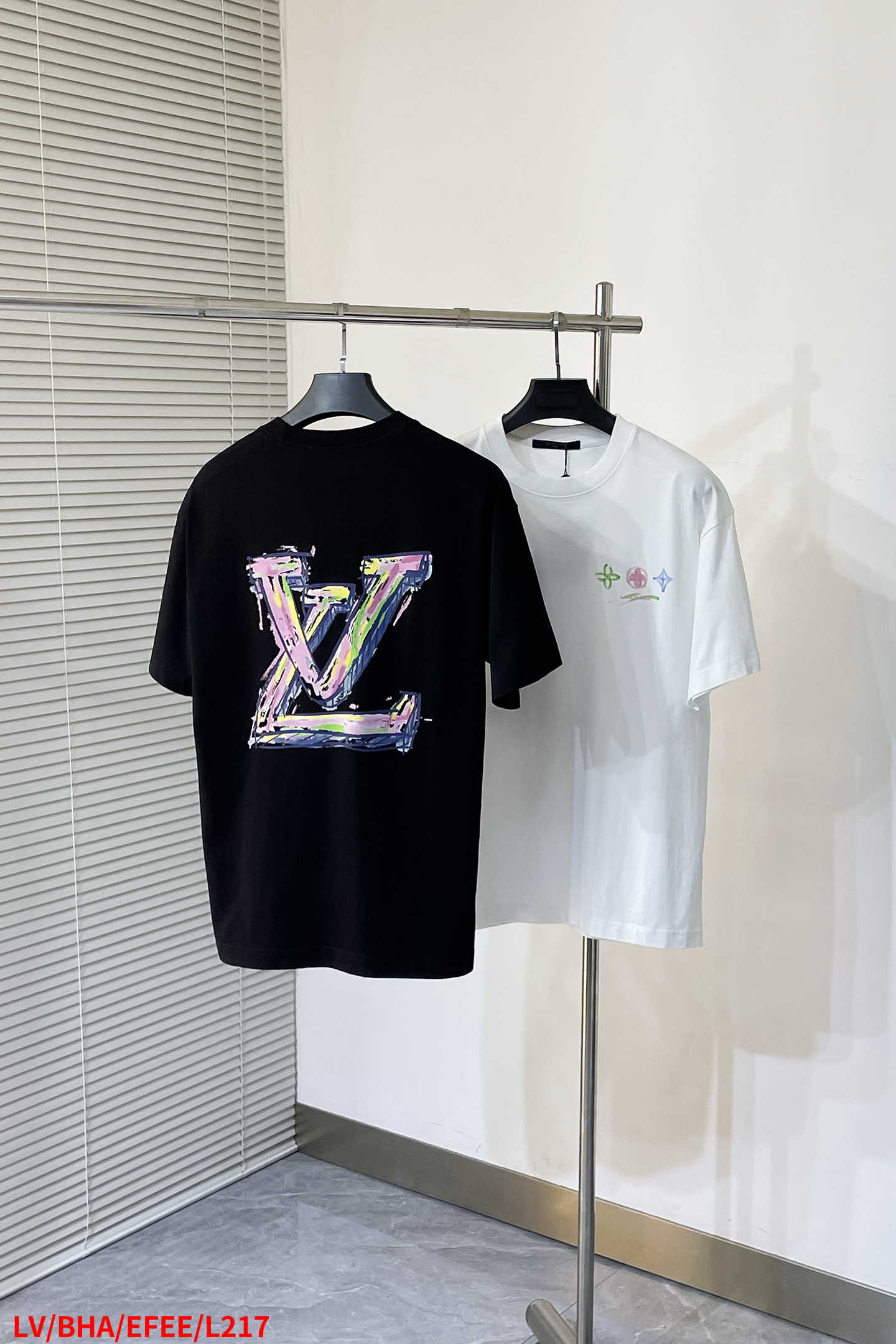 NO:135767,L217 LVLV 2025SS Colorful graffiti letter T-shirt Red, green and blue symbolizes spring flowers, adds a hint of coolness in the hot summer Double threaded neckline Shoulder shoulder pressure strip 280g pure cotton fabric Black and white Two colors Men and women S-XXL three-standard, louis vuitton,tees, t-shirt,alexander wang19860909L217 LVLV 2025SS 彩色涂鸦字母T恤 红绿蓝色 象征着春暖花开 炎热的夏天增加一丝凉爽 双层螺纹领口 肩部通肩压条 280g纯棉面料 黑白双色 男女同款码数S-XXL三标齐全,,louis vuitton,tees，t-shirt,alexander wang,Men's clothing