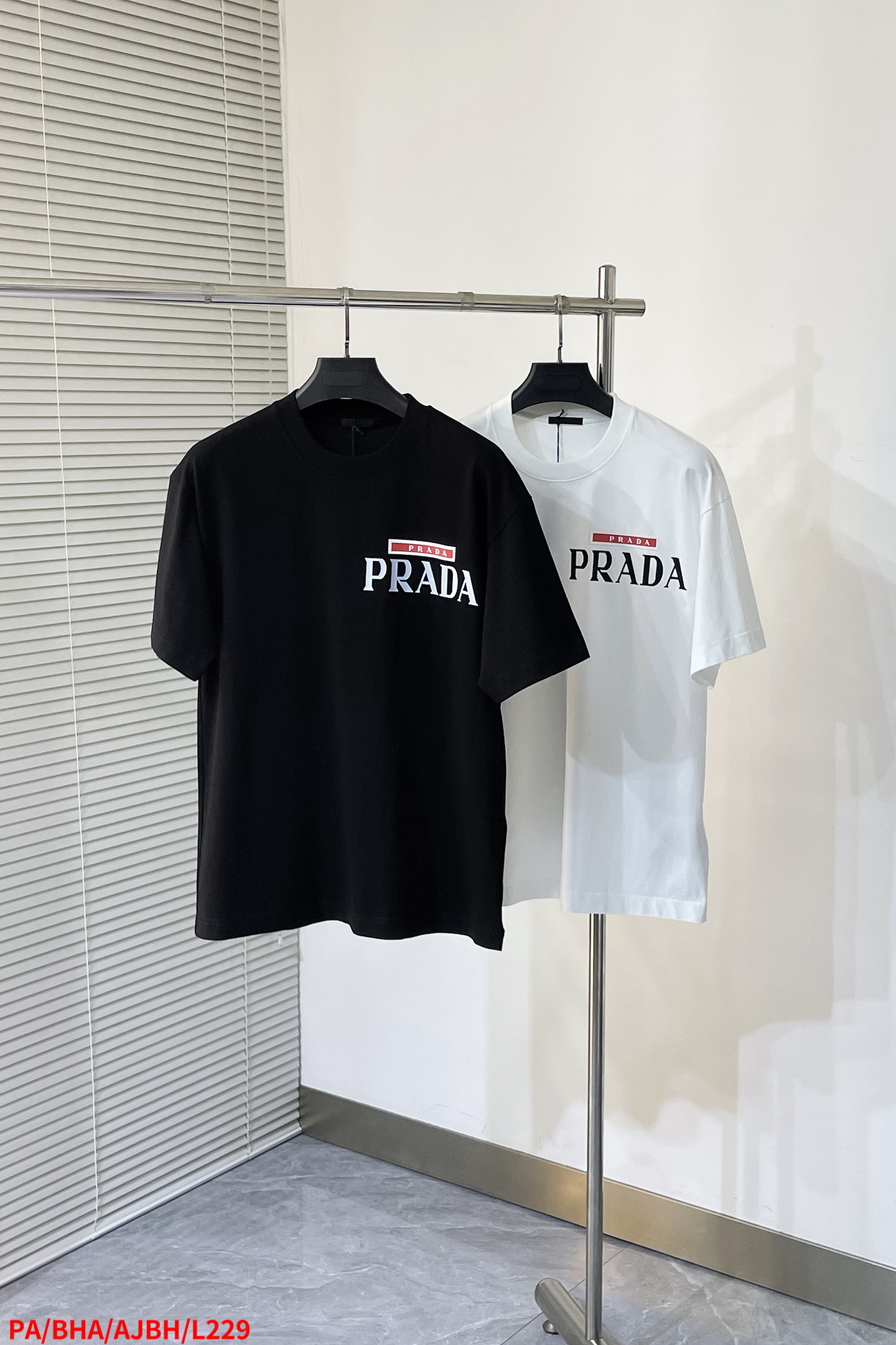 NO:135761,L229 PA Prada glue pressing technology is worth buying. Simple and fashionable style comes from the new beauty works of PD. There are few products in the trade channel!  2025SSPr*da decorative logo design spliced ​​and pressed men's round neck short-sleeved T-shirt Regular straight-cut design, combining personality and fashionable style, and is inherently extraordinary. The counter is evergreen! Simple and not simple.. It feels soft and has a very comfortable fit. The fashionable and classic logo logo on the chest is replaced by the traditional triangle logo, creating a harmonious luxury atmosphere, reinterpreting the basic items and giving them a new meaning, and exquisite details reveal the brand's luxury atmosphere.. Size S-2XL complete three standards,,prada,T-shirt,tees,t-shirt,alexander wang19860909L229 PA普拉达 压胶工艺 值得入手 简约时尚格调来自PD的新秀丽作. 贸易渠道货品,为数稀少！ 2025SSPr*da 饰带装饰标识设计拼接压胶男士圆领短袖T恤 常规直裁设计,兼具个性时尚范儿,与生俱来的不平凡.柜台常青款!简约不简单.. 手感柔软,贴身穿着舒适度极高. 胸前装饰时尚经典的Logo标识 取代了传统三角标,营造和谐的奢华时尚气息,重释了基础单品并赋予其崭新含义的态度与考量,精致细节流露品牌高奢气息.. 尺码S-2XL 三标齐全,,prada,T-shirt,tees，t-shirt,alexander wang,Men's clothing