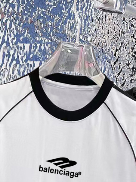 ￼ ￼ ￼ ￼ ￼ 巴黎世家 线条新款肩部设计 字母印花双层重工短袖T桖 字母图案不管是T桖还是卫衣都是