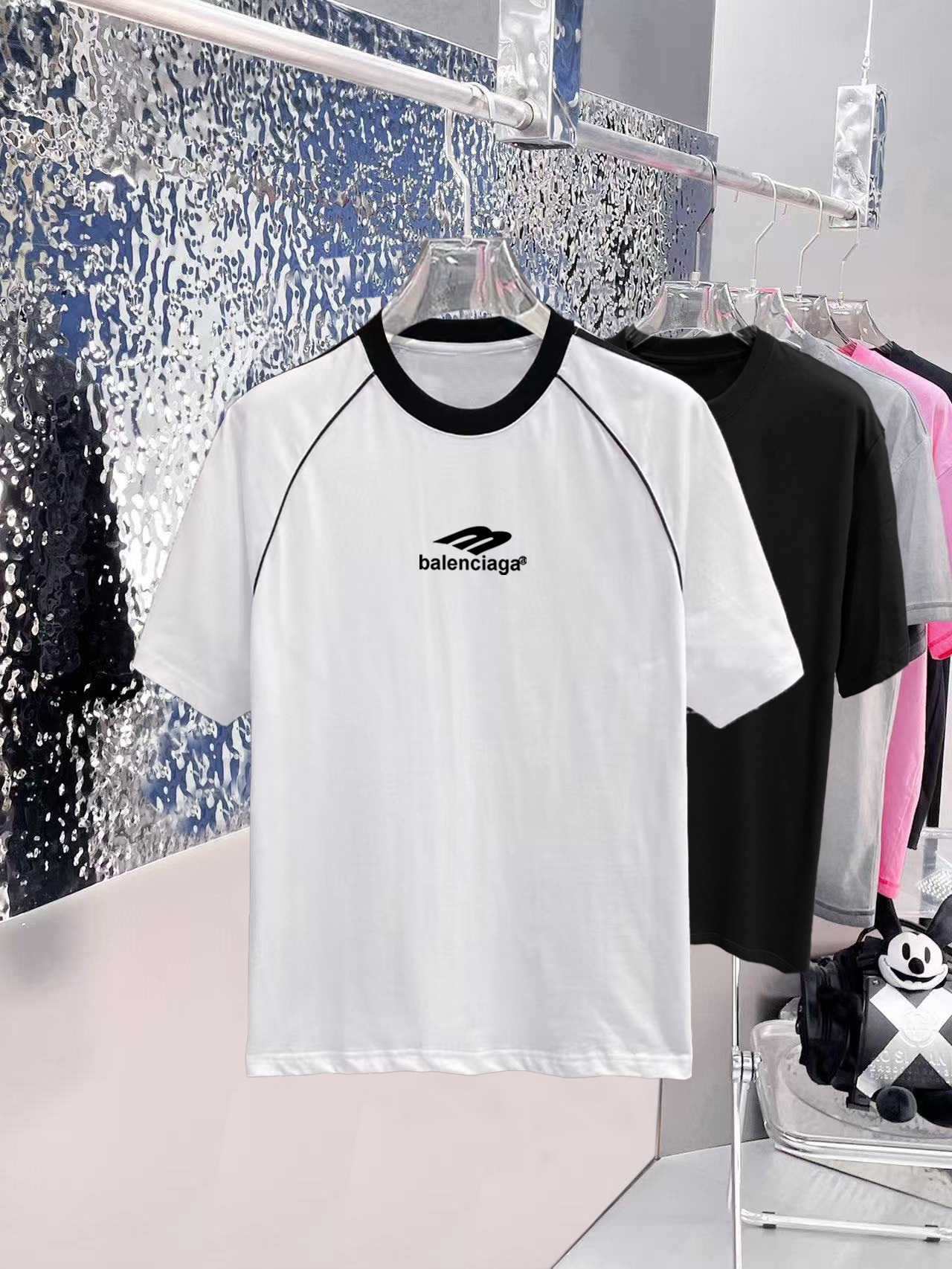 ￼ ￼ ￼ ￼ ￼ 巴黎世家 线条新款肩部设计 字母印花双层重工短袖T桖 字母图案不管是T桖还是卫衣都是