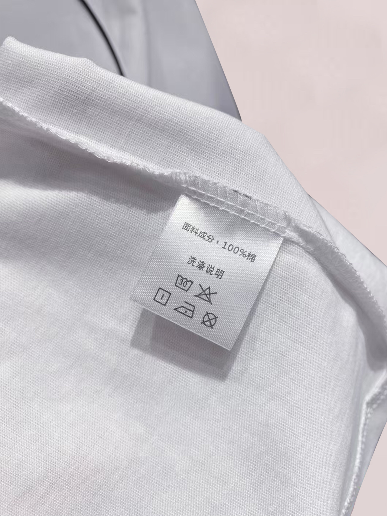 ￼ ￼ ￼ ￼ ￼ 巴黎世家 线条新款肩部设计 字母印花双层重工短袖T桖 字母图案不管是T桖还是卫衣都是