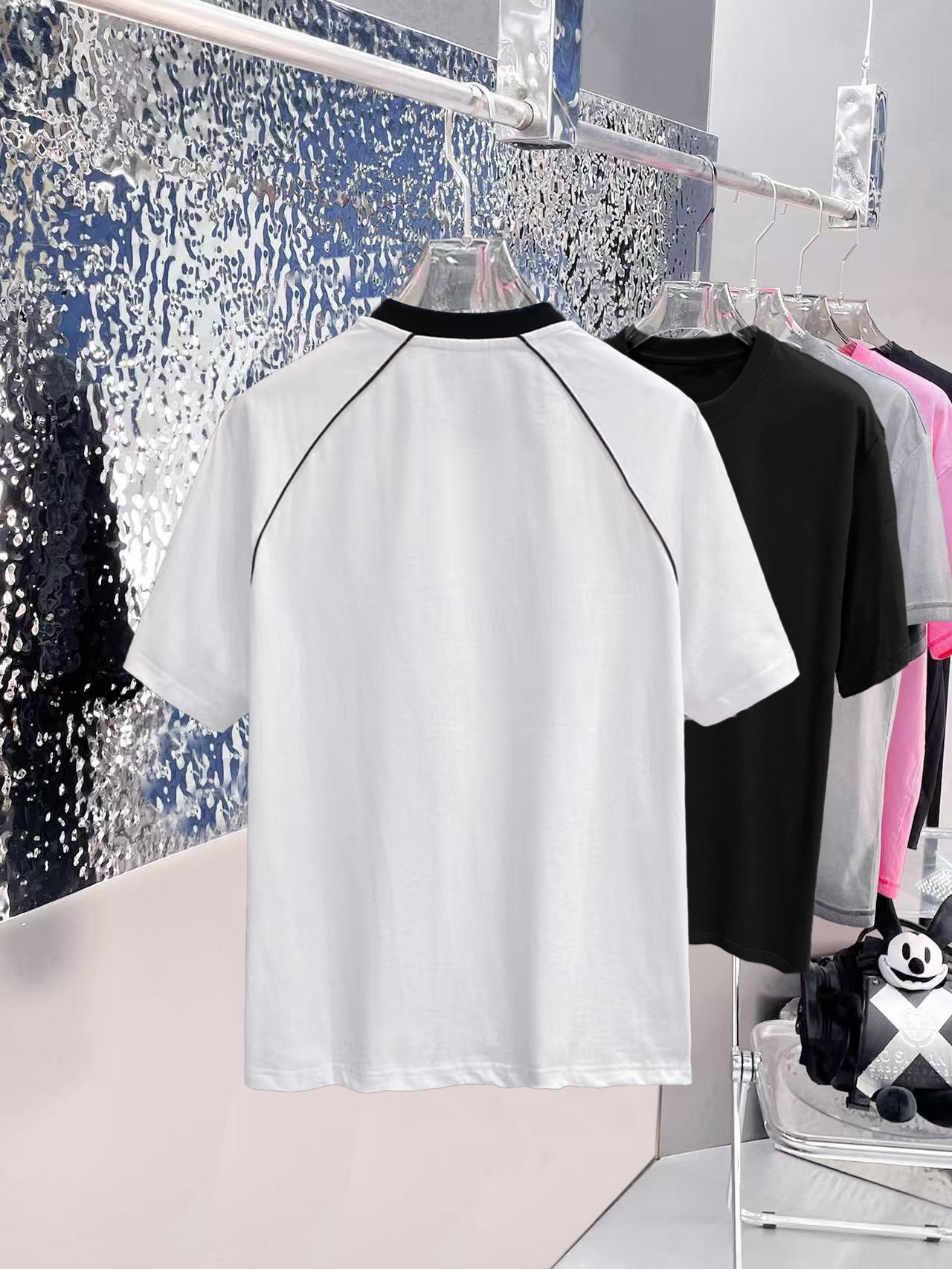 ￼ ￼ ￼ ￼ ￼ 巴黎世家 线条新款肩部设计 字母印花双层重工短袖T桖 字母图案不管是T桖还是卫衣都是