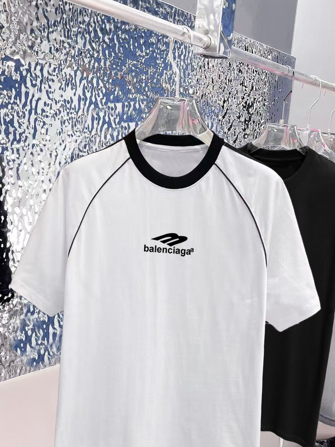 ￼ ￼ ￼ ￼ ￼ 巴黎世家 线条新款肩部设计 字母印花双层重工短袖T桖 字母图案不管是T桖还是卫衣都是