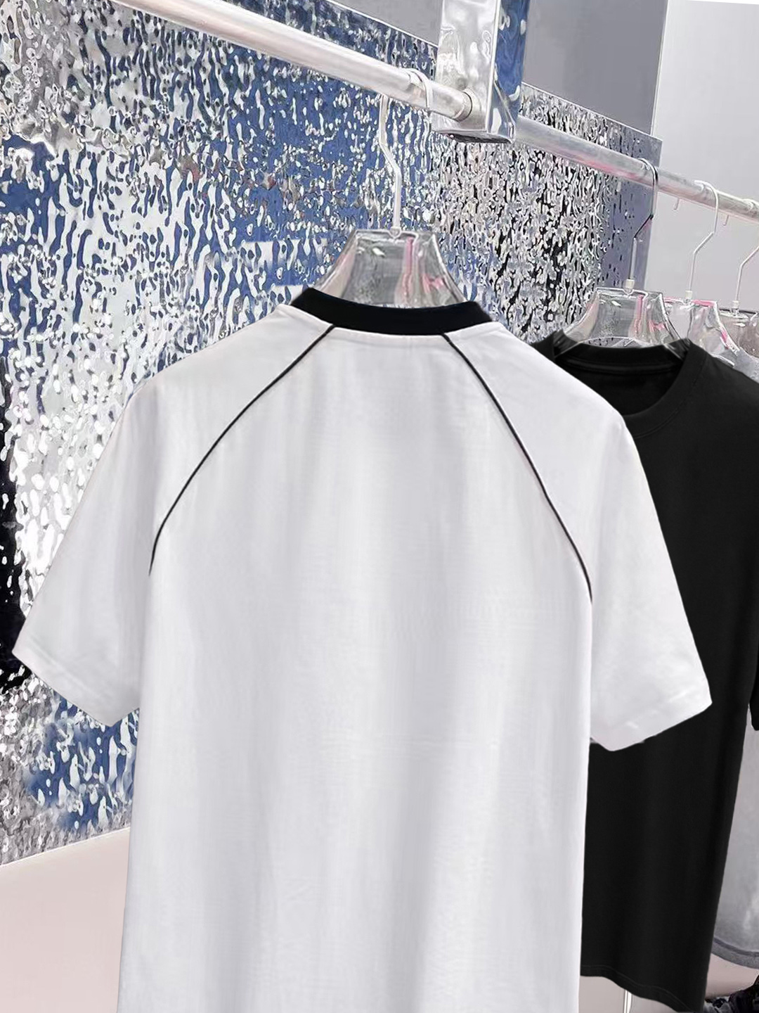 ￼ ￼ ￼ ￼ ￼ 巴黎世家 线条新款肩部设计 字母印花双层重工短袖T桖 字母图案不管是T桖还是卫衣都是