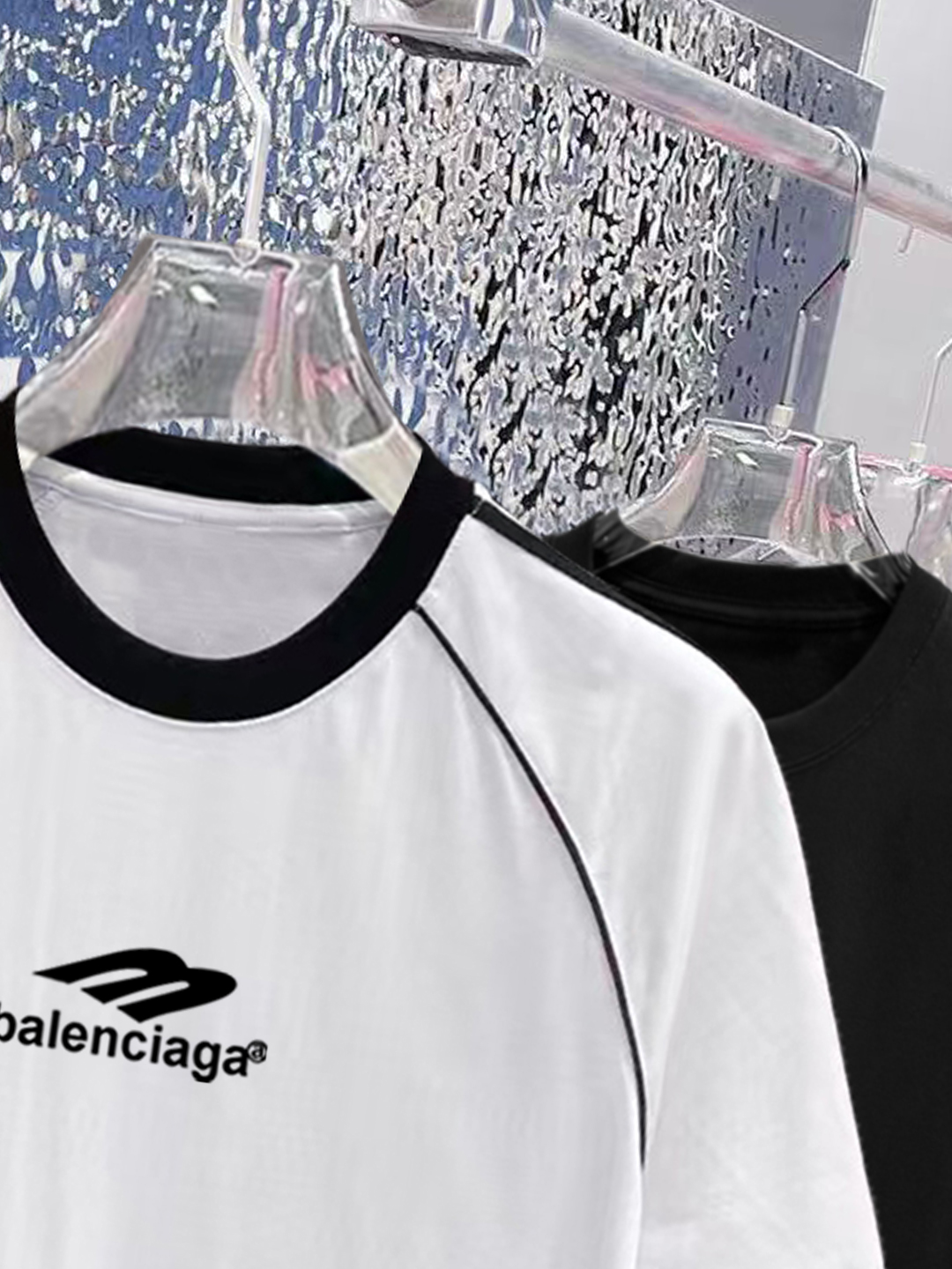 ￼ ￼ ￼ ￼ ￼ 巴黎世家 线条新款肩部设计 字母印花双层重工短袖T桖 字母图案不管是T桖还是卫衣都是