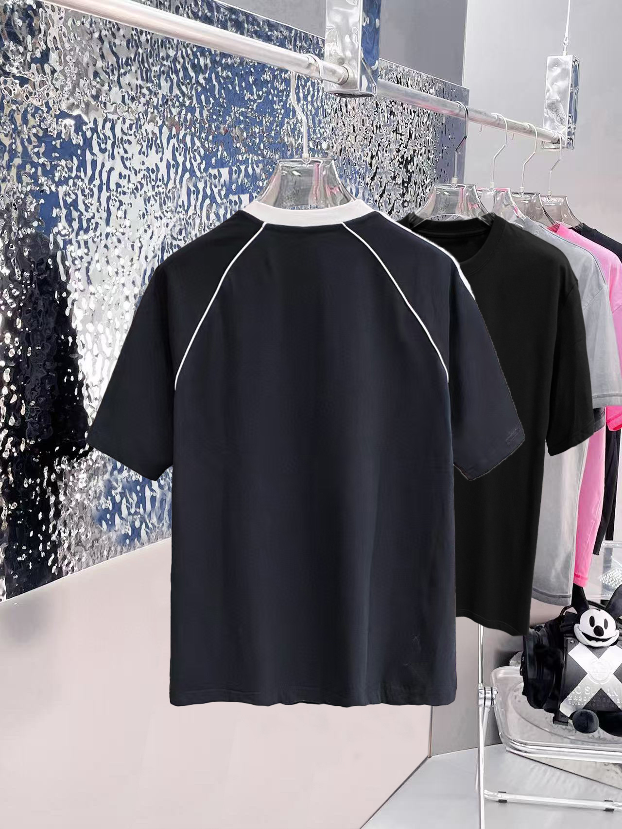￼ ￼ ￼ ￼ ￼ 巴黎世家 线条新款肩部设计 字母印花双层重工短袖T桖 字母图案不管是T桖还是卫衣都是