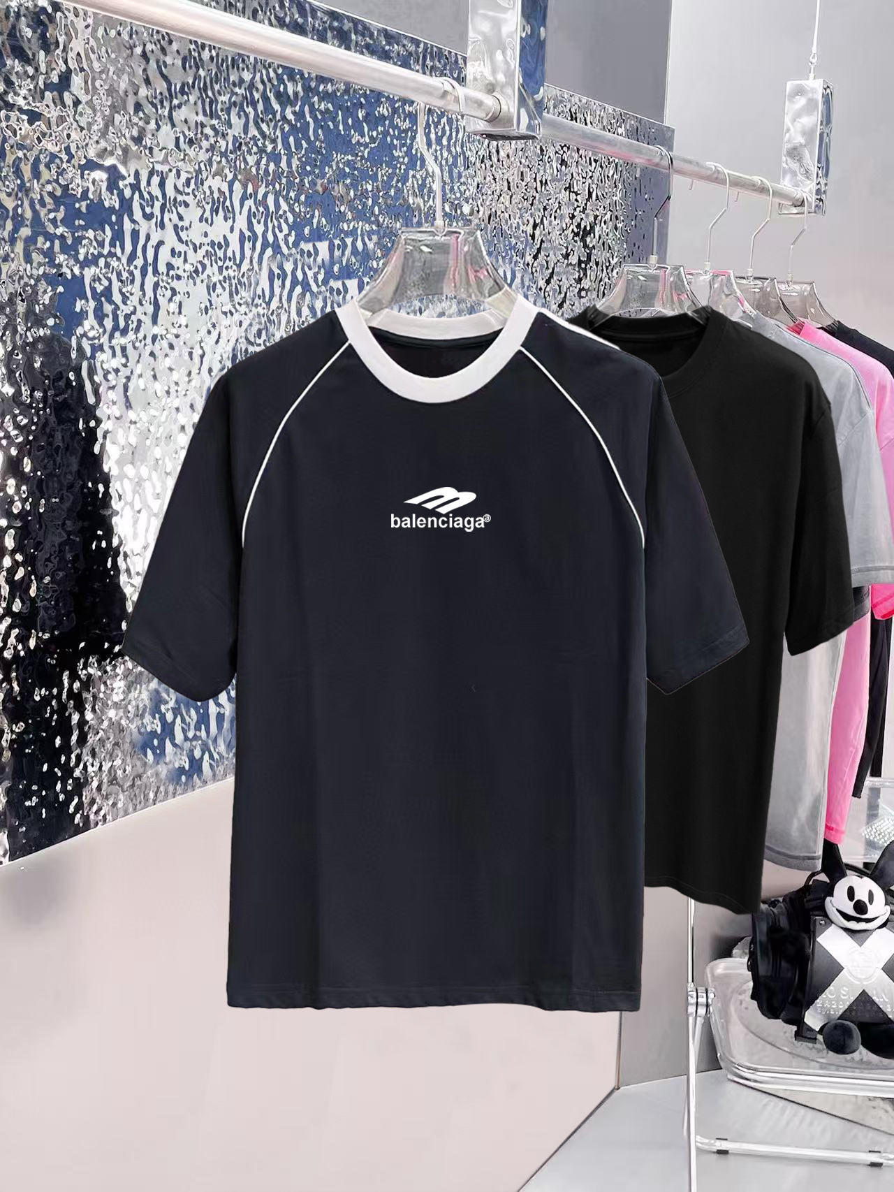 ￼ ￼ ￼ ￼ ￼ 巴黎世家 线条新款肩部设计 字母印花双层重工短袖T桖 字母图案不管是T桖还是卫衣都是