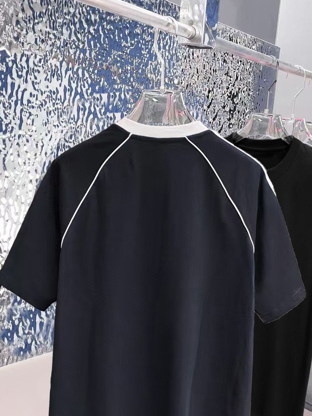 ￼ ￼ ￼ ￼ ￼ 巴黎世家 线条新款肩部设计 字母印花双层重工短袖T桖 字母图案不管是T桖还是卫衣都是