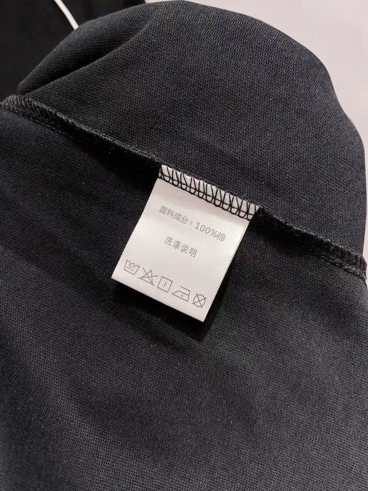 ￼ ￼ ￼ ￼ ￼ 巴黎世家 线条新款肩部设计 字母印花双层重工短袖T桖 字母图案不管是T桖还是卫衣都是