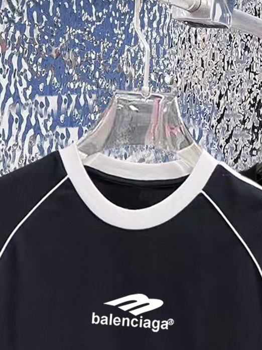 ￼ ￼ ￼ ￼ ￼ 巴黎世家 线条新款肩部设计 字母印花双层重工短袖T桖 字母图案不管是T桖还是卫衣都是