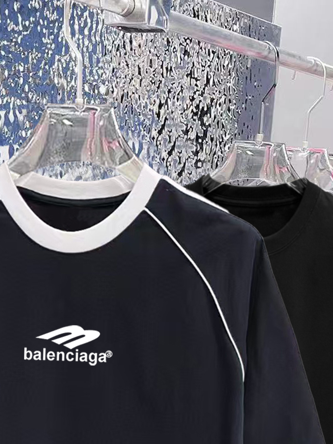 ￼ ￼ ￼ ￼ ￼ 巴黎世家 线条新款肩部设计 字母印花双层重工短袖T桖 字母图案不管是T桖还是卫衣都是