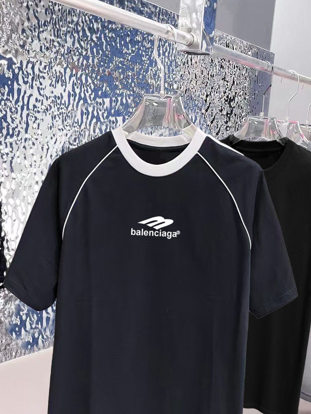 ￼ ￼ ￼ ￼ ￼ 巴黎世家 线条新款肩部设计 字母印花双层重工短袖T桖 字母图案不管是T桖还是卫衣都是