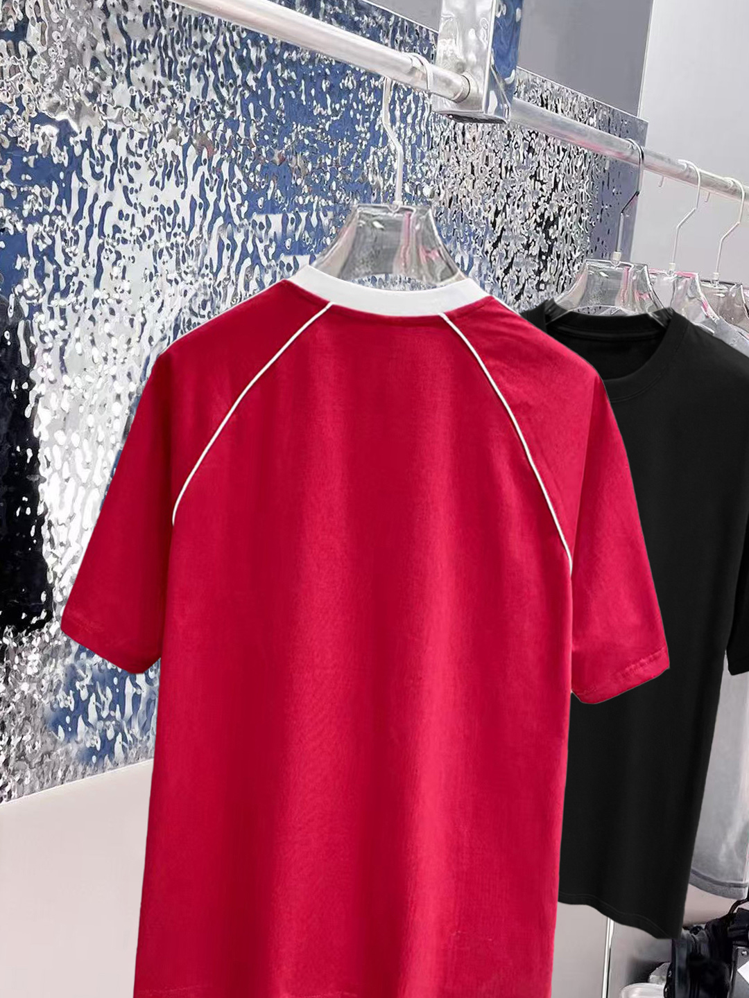 ￼ ￼ ￼ ￼ ￼ 巴黎世家 线条新款肩部设计 字母印花双层重工短袖T桖 字母图案不管是T桖还是卫衣都是