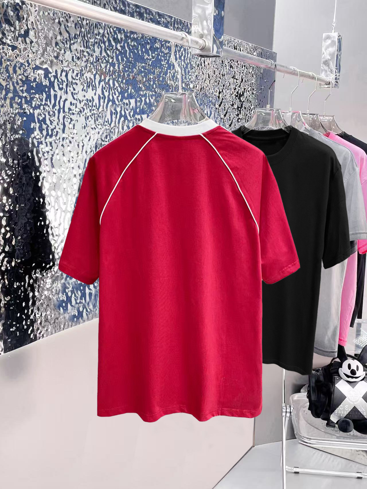 ￼ ￼ ￼ ￼ ￼ 巴黎世家 线条新款肩部设计 字母印花双层重工短袖T桖 字母图案不管是T桖还是卫衣都是