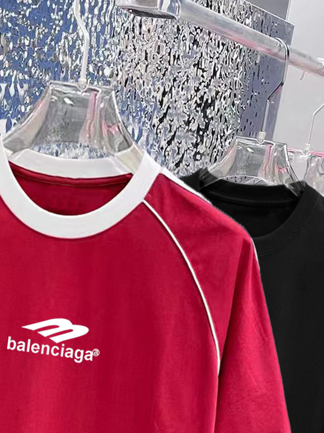 ￼ ￼ ￼ ￼ ￼ 巴黎世家 线条新款肩部设计 字母印花双层重工短袖T桖 字母图案不管是T桖还是卫衣都是