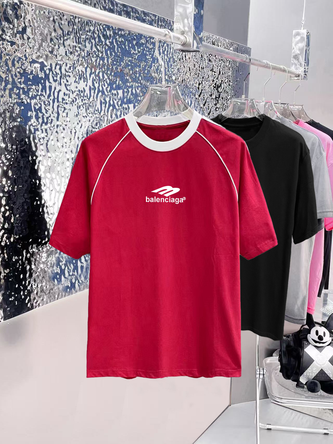 ￼ ￼ ￼ ￼ ￼ 巴黎世家 线条新款肩部设计 字母印花双层重工短袖T桖 字母图案不管是T桖还是卫衣都是