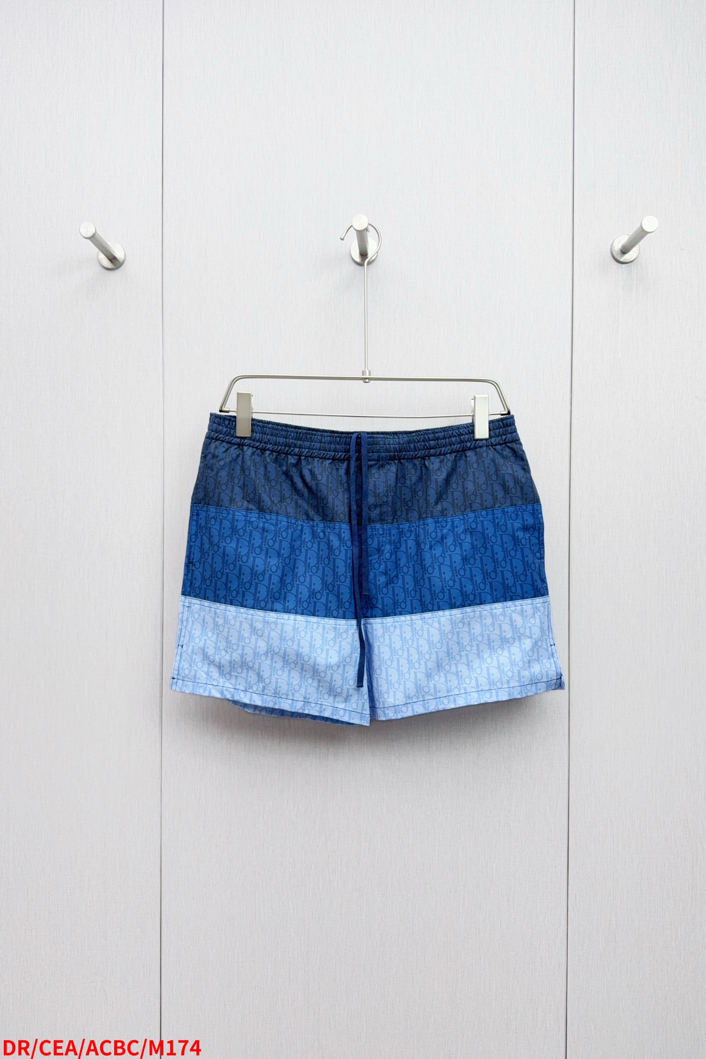 NO:432226,M174 DR Dior New spliced ​​jacquard shorts are made of nylon fabric, which is comfortable and breathable on the upper body. Spliced ​​letter logos of different colors on the fixed-dye nylon fabric. Positioning, cutting, splicing, alignment according to the access control. Multiple cut pieces on the whole body are spliced, with high scrap rate. Ensure breathability while improving skin comfort. SizeS- XL complete three standards,,dior, shorts,alexander wang19860909M174 DR迪奥 新款拼接提花短裤 采用锦纶面料,上身舒适透气 在定染的锦纶面料上拼接不同色系的字母logo 定位裁剪拼接对位,根据门禁左右拼接对位 全身多个裁片拼接,报废率高 保证透气的同时提高贴肤舒适度 SizeS- XL 三标齐全,,dior,shorts,alexander wang,Men's clothing