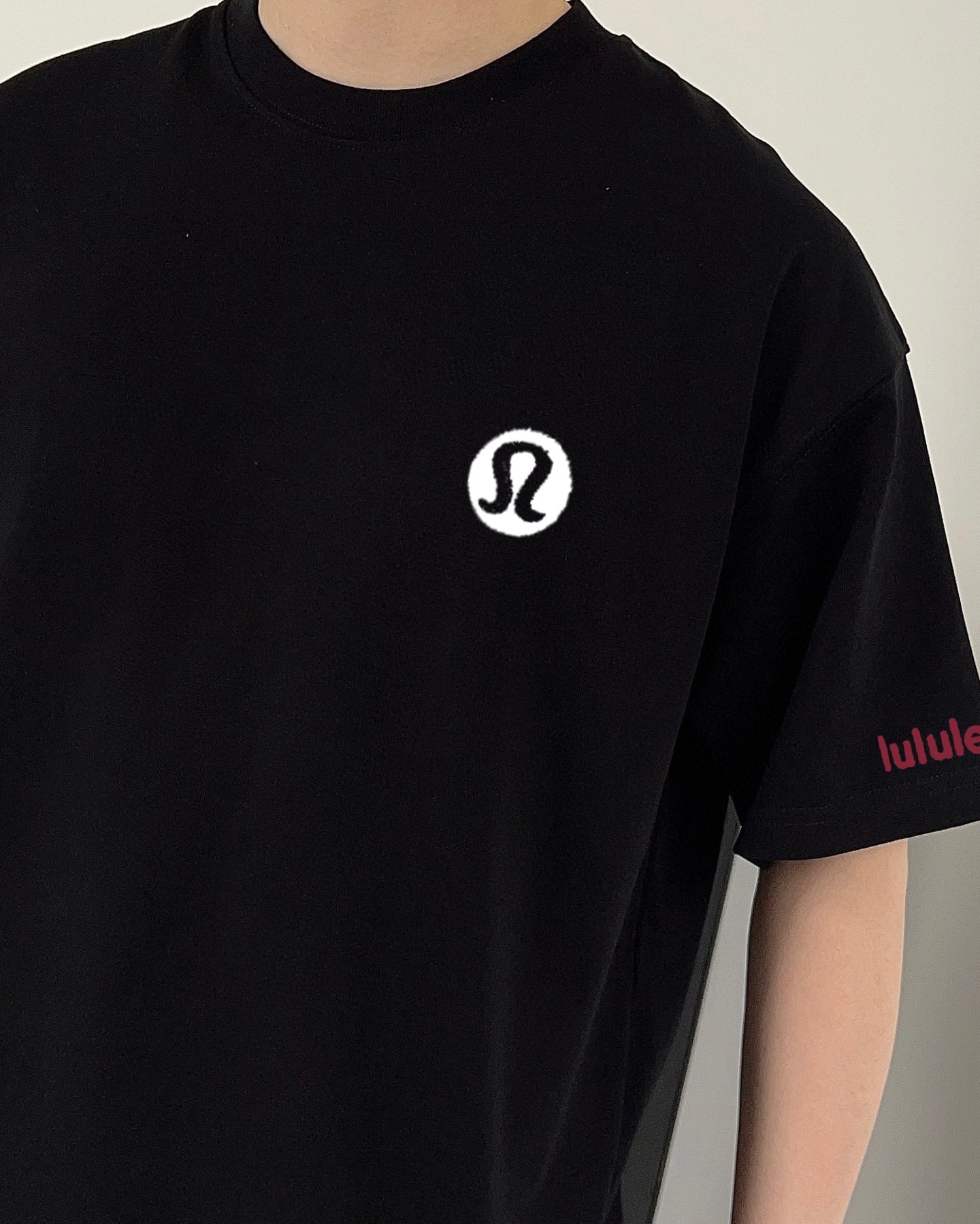         LULU 新款字母印花双层重工短袖T桖 字母图案不管是