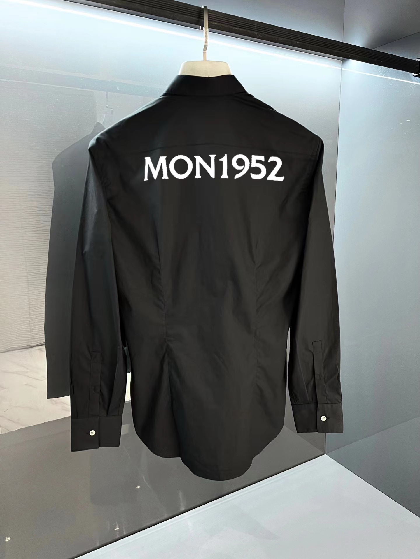 ￼ 蒙口 最新款男士必备款衬衫，100%天然棉，舒服透气，原单狠货，原版面料，柔软舒适，上身高端又奢华，