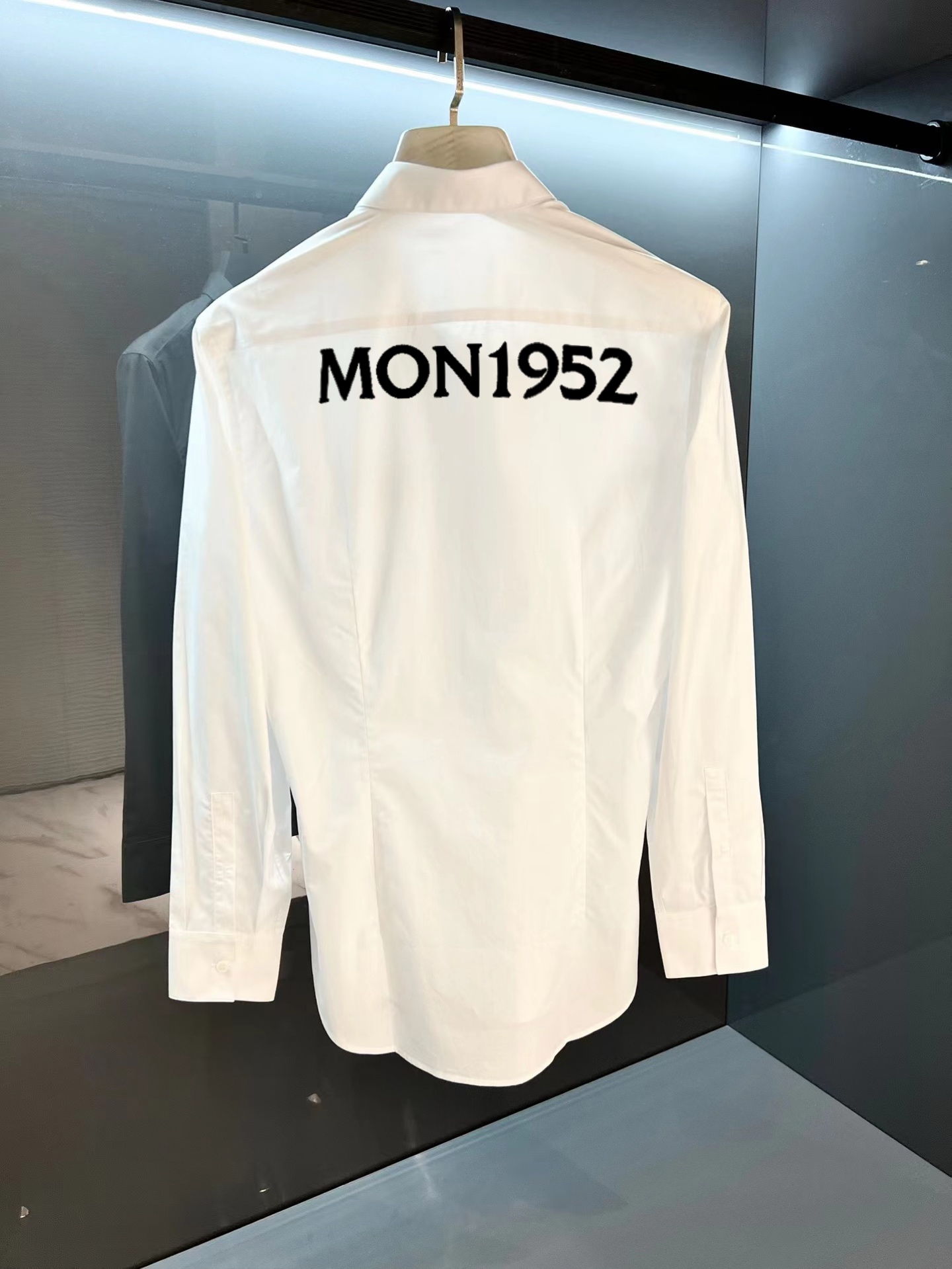 ￼ 蒙口 最新款男士必备款衬衫，100%天然棉，舒服透气，原单狠货，原版面料，柔软舒适，上身高端又奢华，