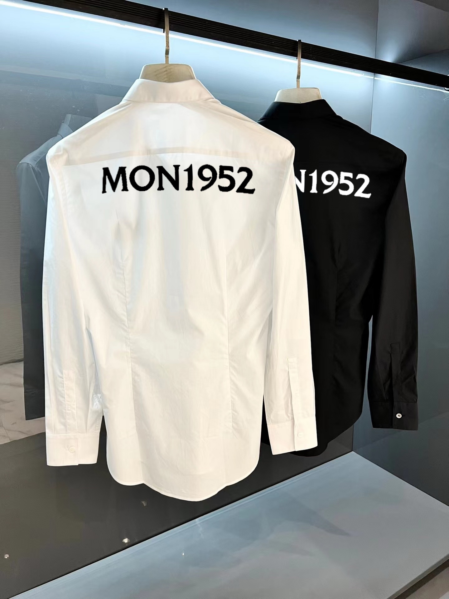 ￼ 蒙口 最新款男士必备款衬衫，100%天然棉，舒服透气，原单狠货，原版面料，柔软舒适，上身高端又奢华，