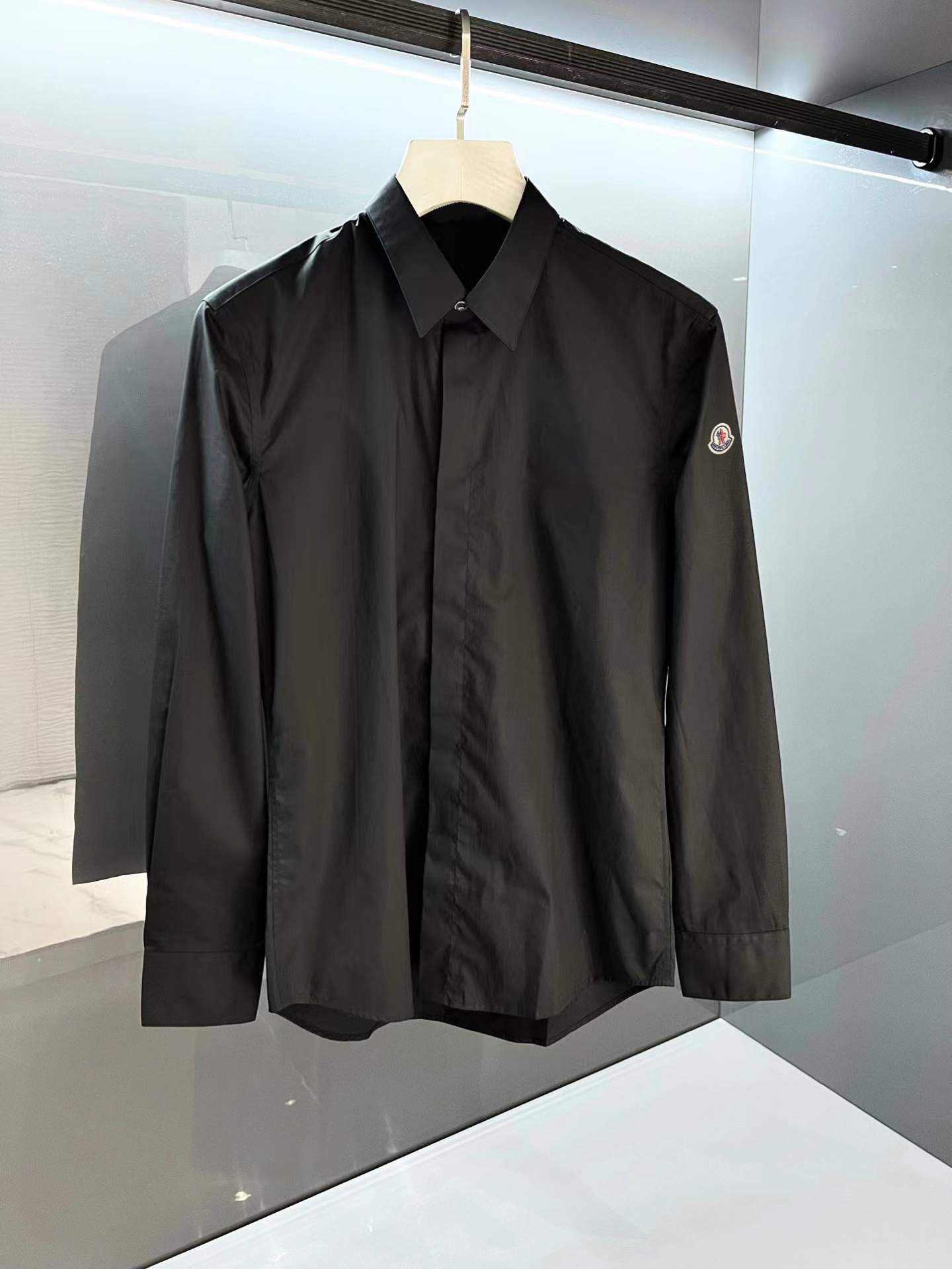 ￼ 蒙口 最新款男士必备款衬衫，100%天然棉，舒服透气，原单狠货，原版面料，柔软舒适，上身高端又奢华，