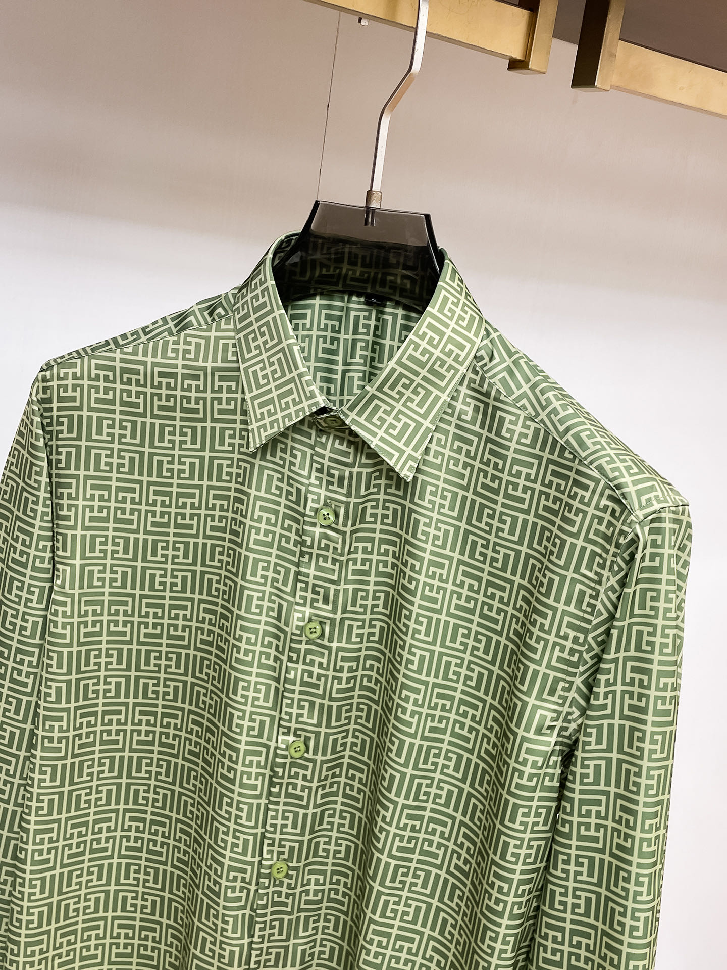 “Givenchy Long-Sleeve Shirt: Luxurious Cotton, One-Size-Fits-All, Stage-Worthy Comfort” - 图片 3