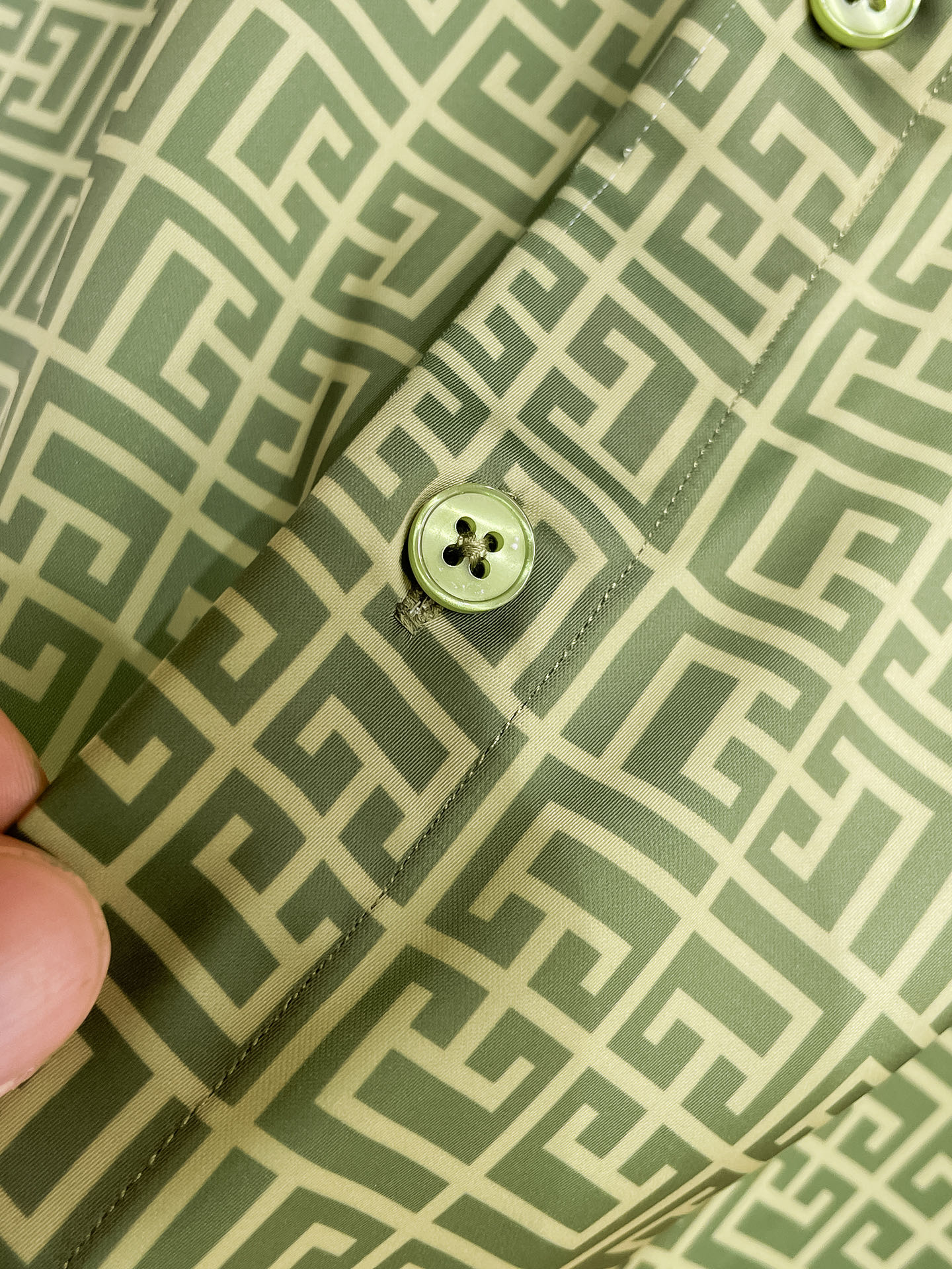 “Givenchy Long-Sleeve Shirt: Luxurious Cotton, One-Size-Fits-All, Stage-Worthy Comfort” - 图片 6