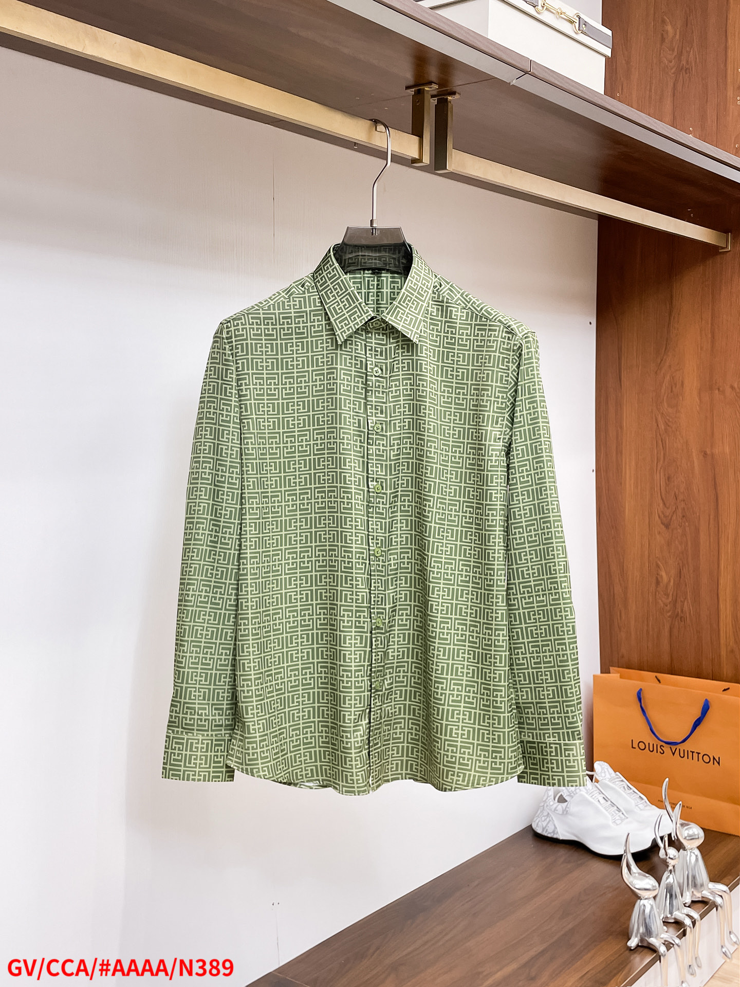 “Givenchy Long-Sleeve Shirt: Luxurious Cotton, One-Size-Fits-All, Stage-Worthy Comfort” - 图片 1