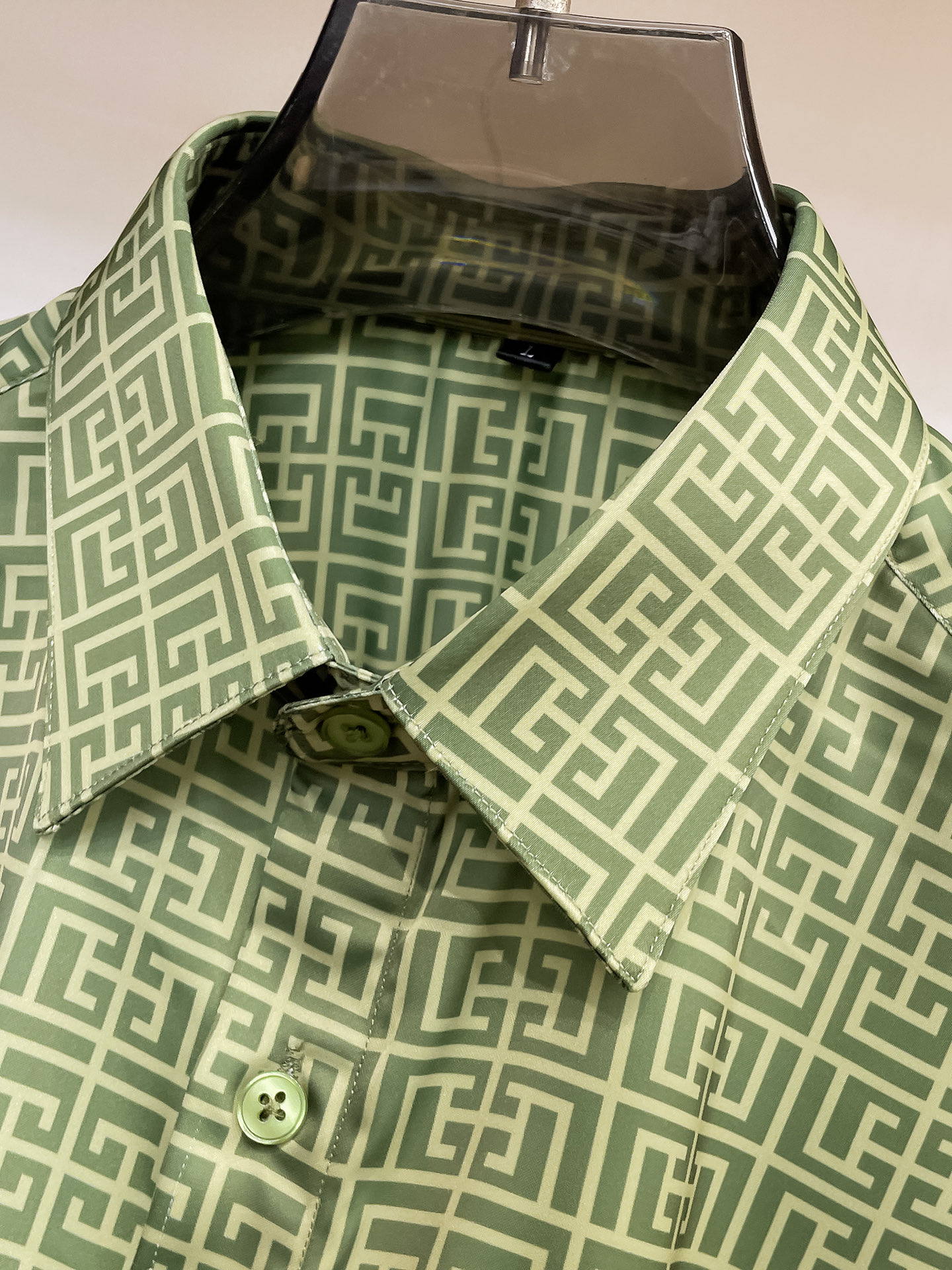 “Givenchy Long-Sleeve Shirt: Luxurious Cotton, One-Size-Fits-All, Stage-Worthy Comfort” - 图片 4