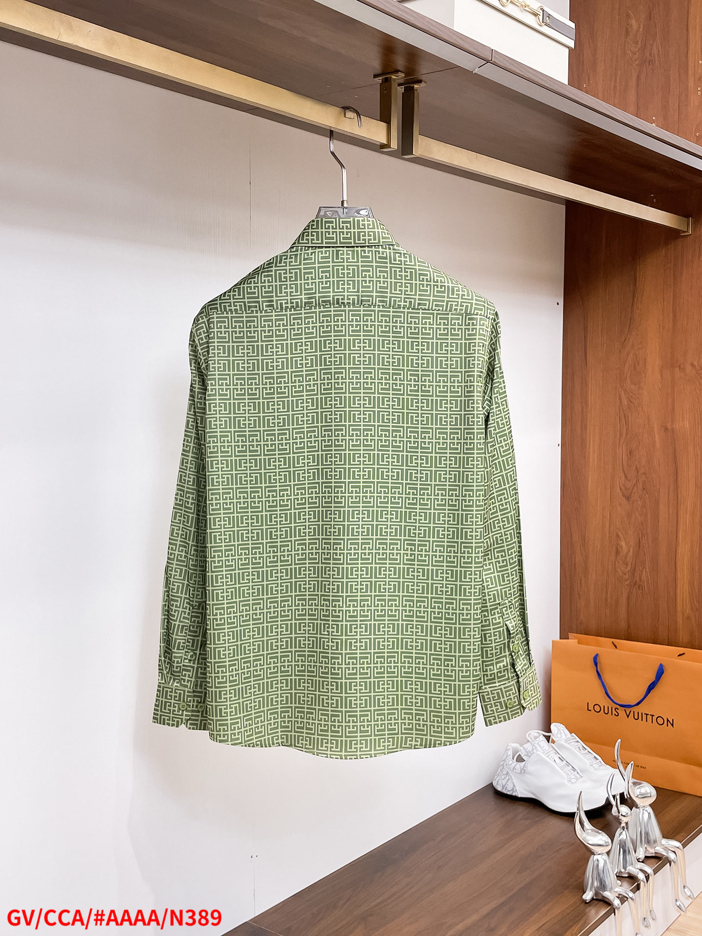 “Givenchy Long-Sleeve Shirt: Luxurious Cotton, One-Size-Fits-All, Stage-Worthy Comfort” - 图片 2