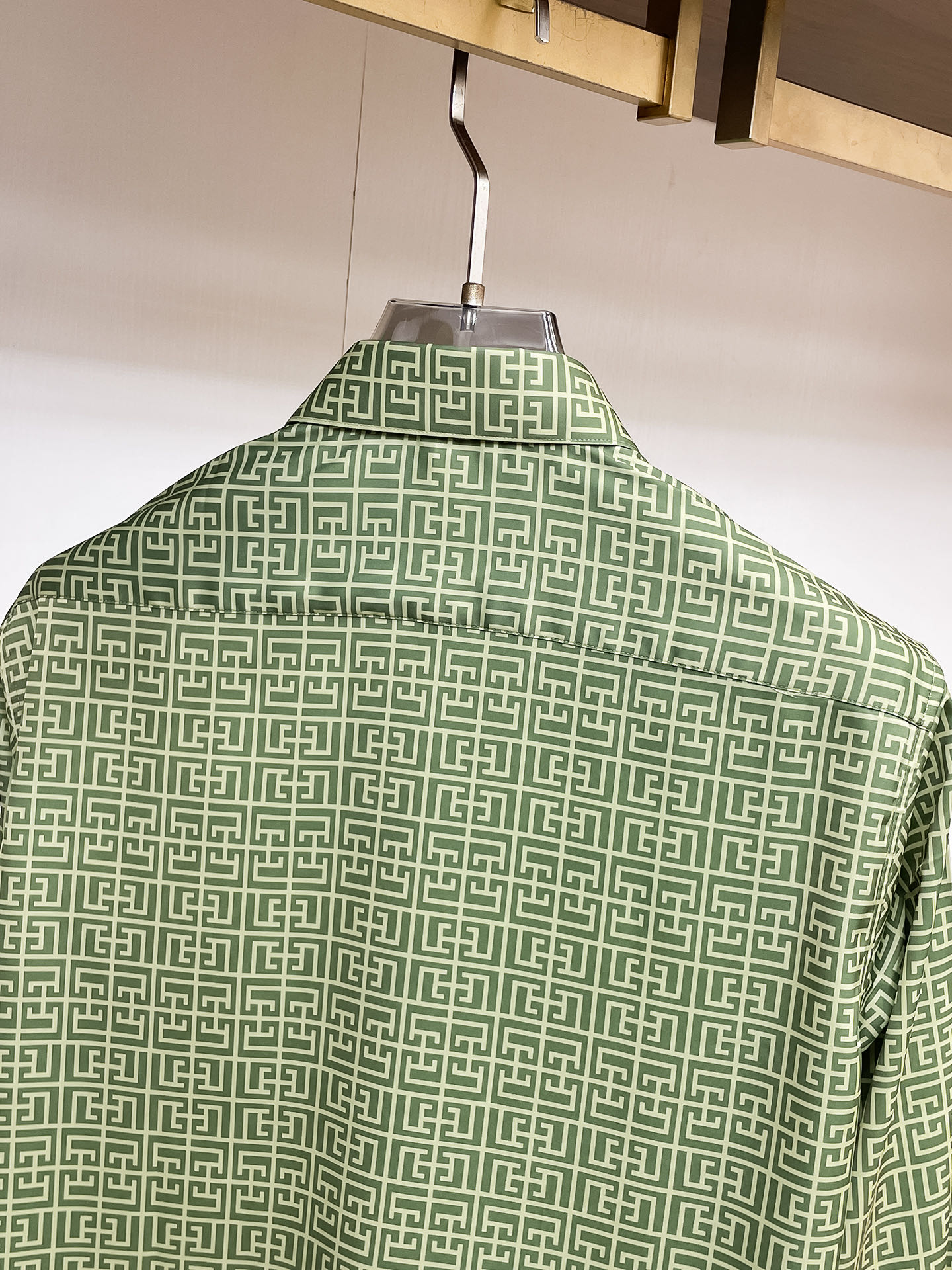 “Givenchy Long-Sleeve Shirt: Luxurious Cotton, One-Size-Fits-All, Stage-Worthy Comfort” - 图片 9