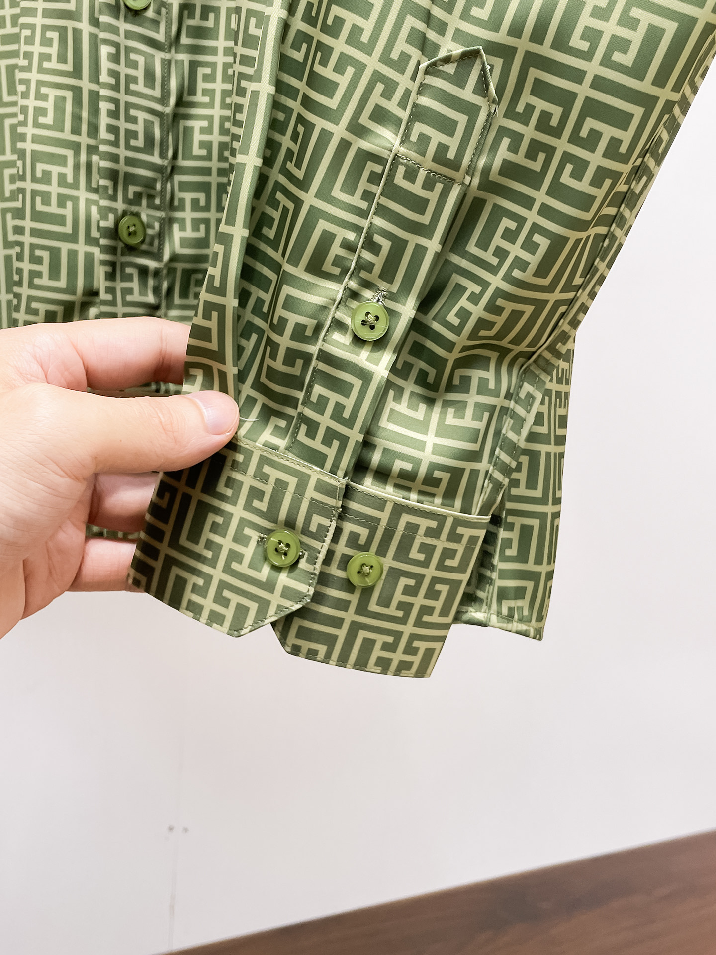 “Givenchy Long-Sleeve Shirt: Luxurious Cotton, One-Size-Fits-All, Stage-Worthy Comfort” - 图片 8