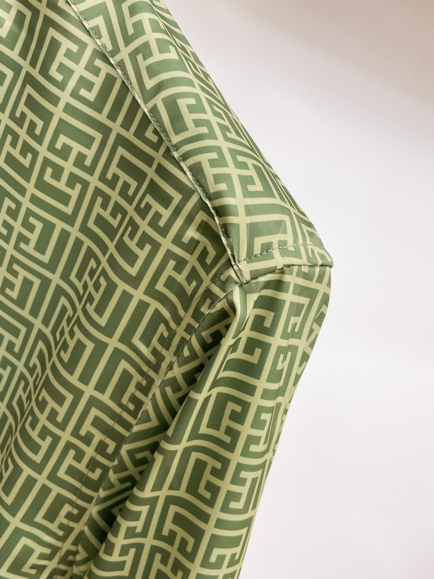 “Givenchy Long-Sleeve Shirt: Luxurious Cotton, One-Size-Fits-All, Stage-Worthy Comfort” - 图片 5