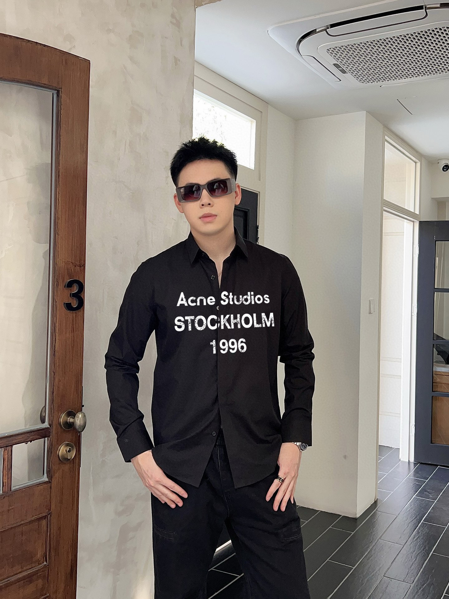 NO:703769,AS counter's latest men's essential shirt, natural cotton, comfortable and breathable, original goods, original fabric, soft and comfortable, high-end and luxurious upper body, enough grade for the occasion, this shirt will make you proud and satisfied! Size 38-42 Black and white 2 colors Size chart Bust Shoulder width Length Sleeve length 3896 42 70 63 39102 44 71 64 40106  45 72 65 41 110 46 73 66 42 116 47 74 67,,shirts,19860909AS 专柜最新款男士必备款衬衫,天然棉,舒服透气,原单狠货,原版面料,柔软舒适,上身高端又奢华,足够场面的档次,这款衬衫无不骄傲的让你满意有面子! 尺码38-42 黑白2色 尺码表 胸围 肩宽 衣长 袖长 3896 42 70 63 39102 44 71 64 40106 45 72 65 41 110 46 73 66 42 116 47 74 67,,shirts,,Men's clothing