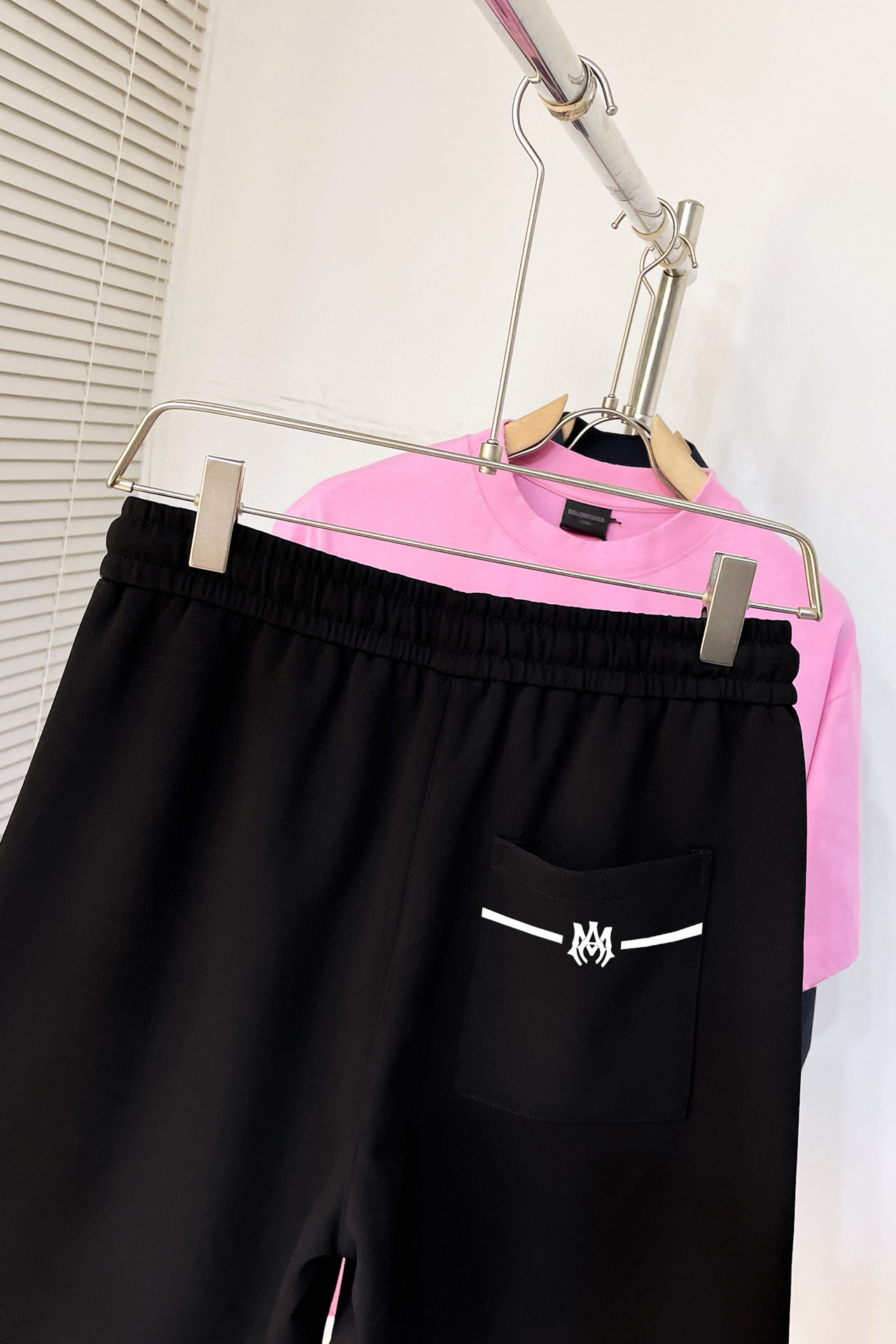 “McQueen 2025 Men’s Recreational Shorts: Advanced Fabrics, Comfortable Air-Traffic, Impeccable Details” - 图片 8