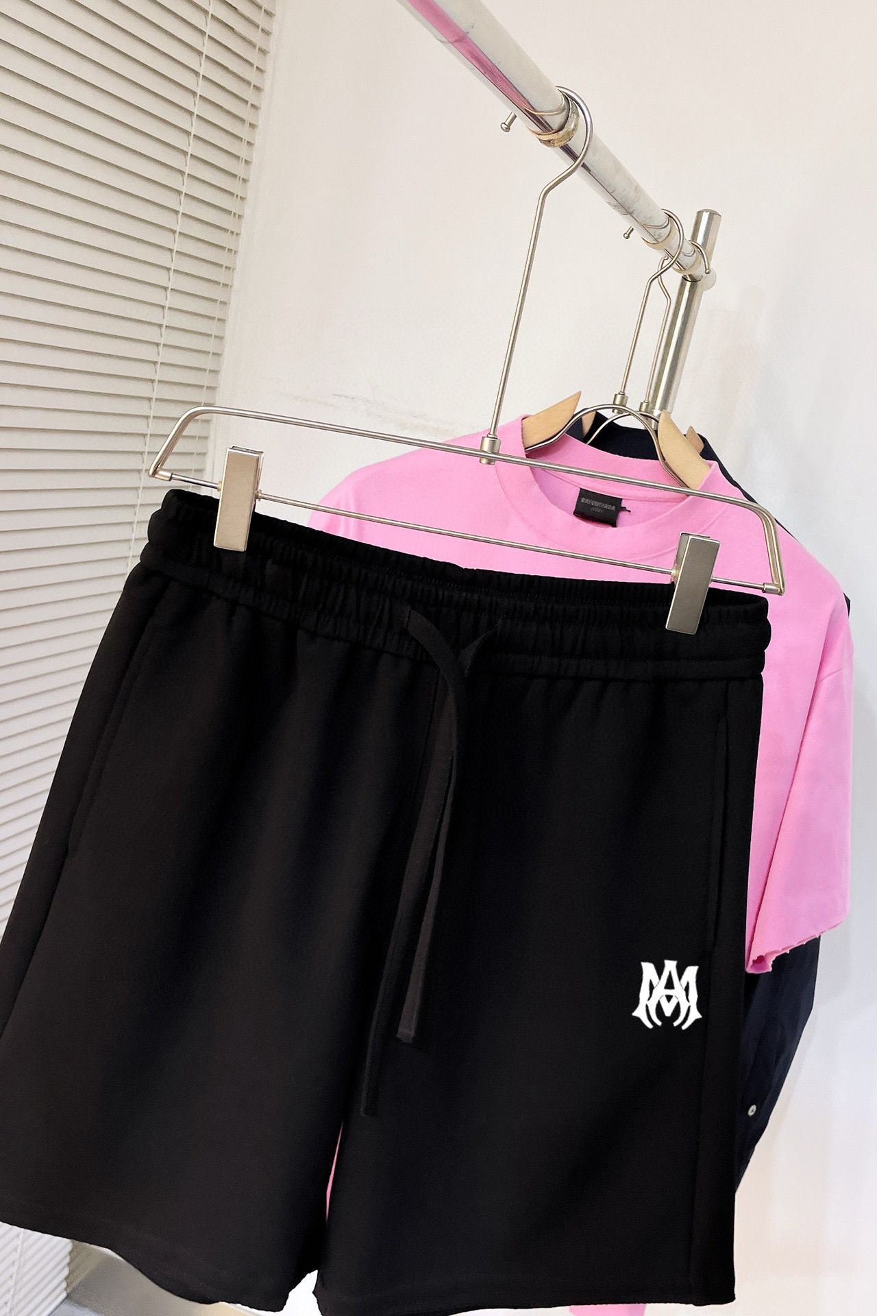 “McQueen 2025 Men’s Recreational Shorts: Advanced Fabrics, Comfortable Air-Traffic, Impeccable Details” - 图片 4