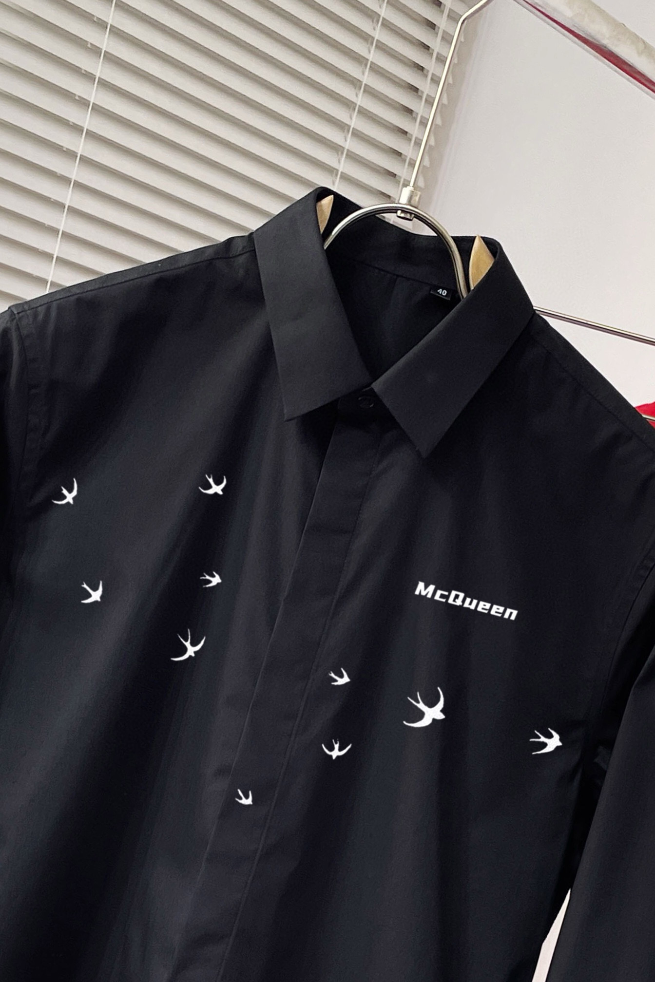 McQueen’s Counter: Stylish Long-Sleeved Shirts with Original Fabrics and Classic Logo - 图片 4