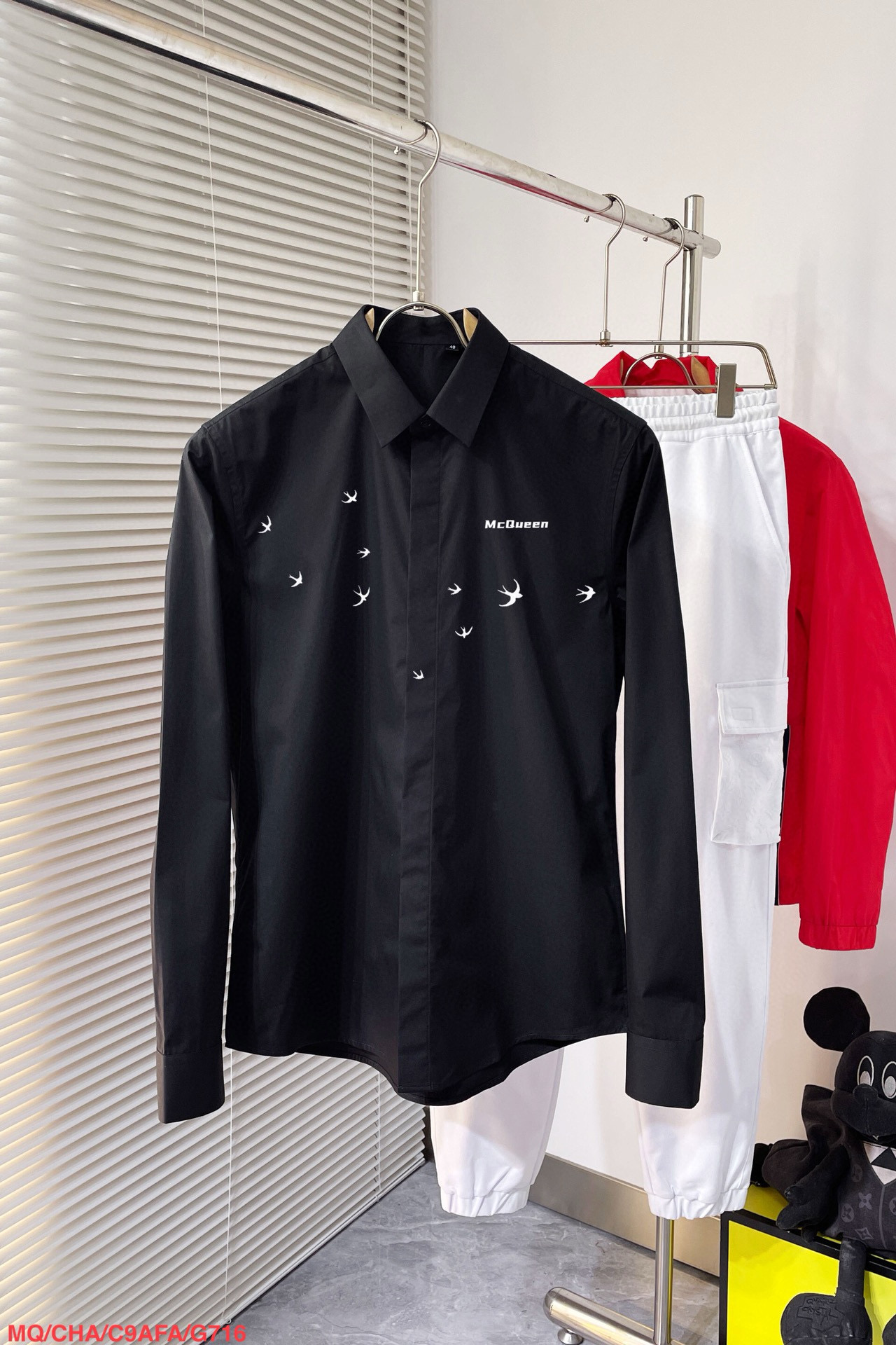 McQueen’s Counter: Stylish Long-Sleeved Shirts with Original Fabrics and Classic Logo